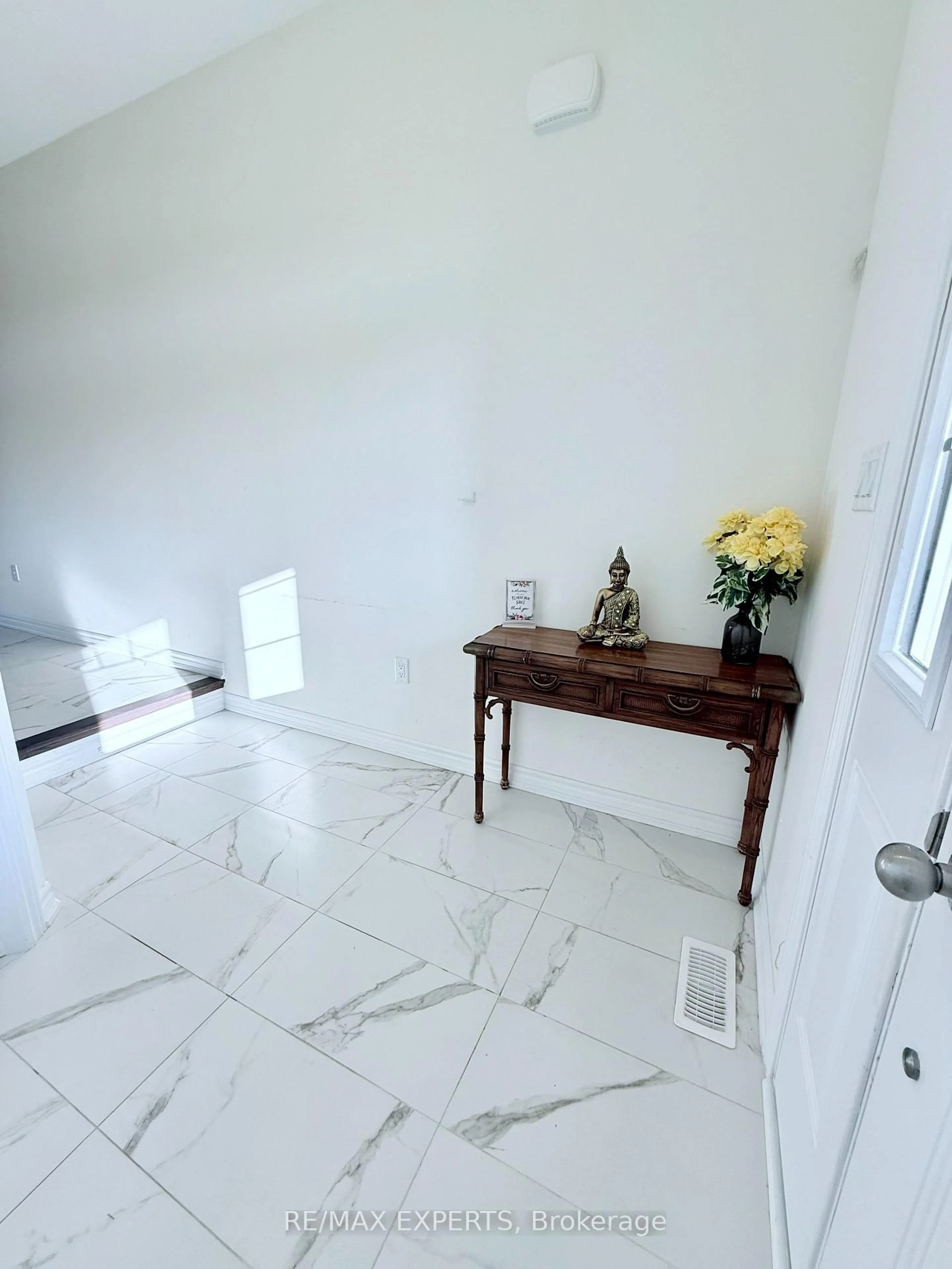 Indoor foyer for 2229 Grainger Loop, Innisfil Ontario L9S 0N1