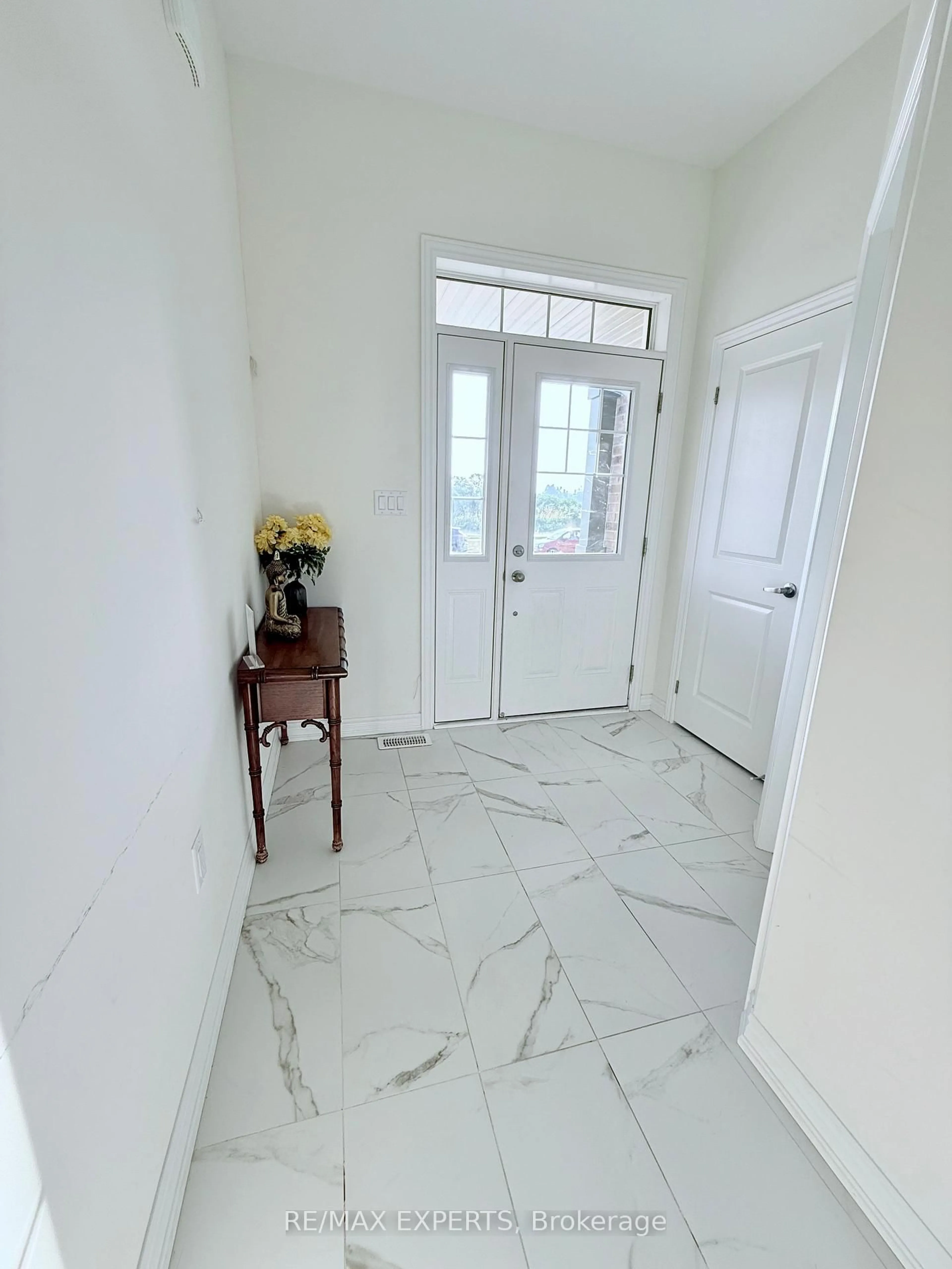 Indoor entryway for 2229 Grainger Loop, Innisfil Ontario L9S 0N1