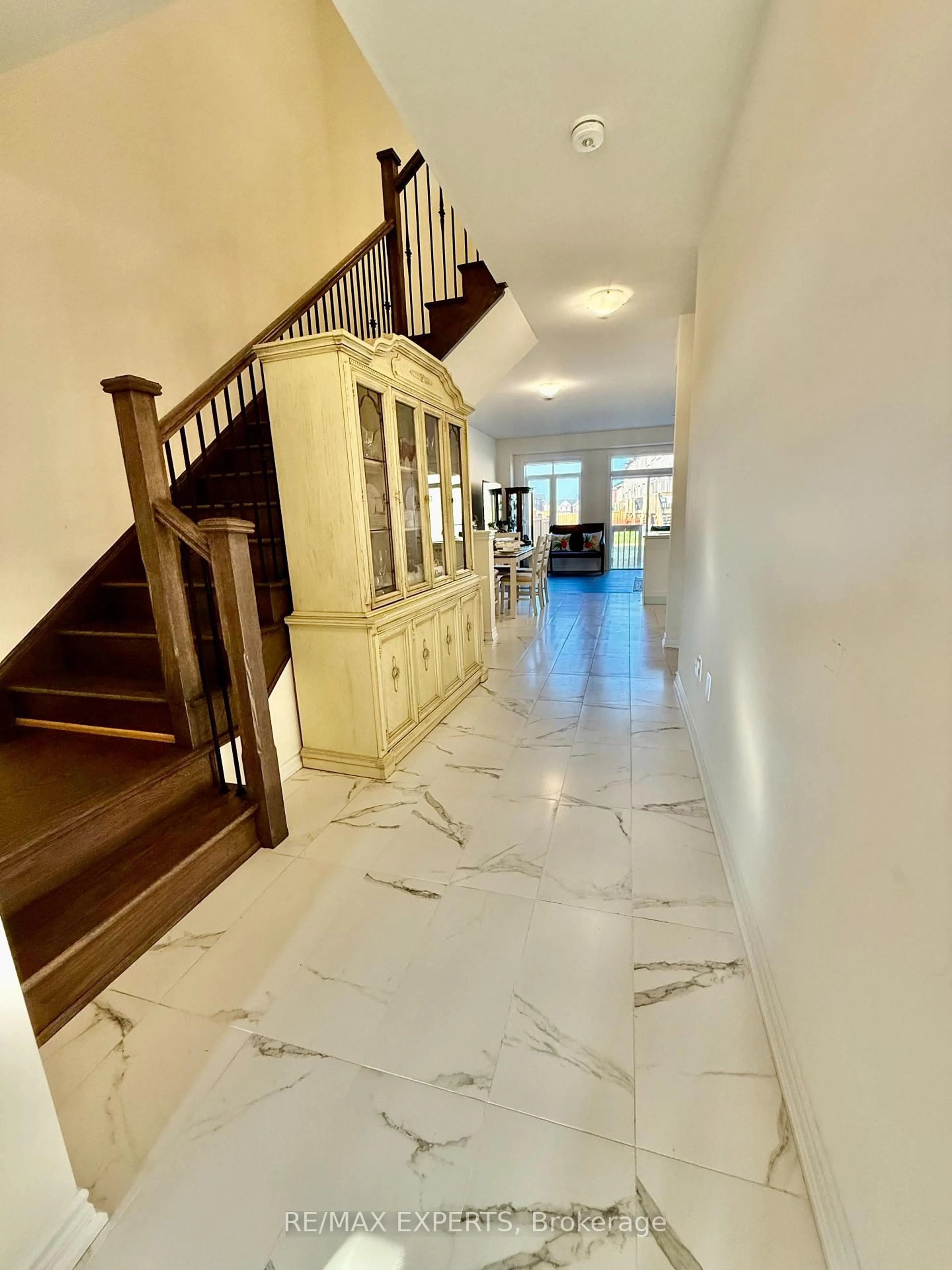 Indoor foyer for 2229 Grainger Loop, Innisfil Ontario L9S 0N1