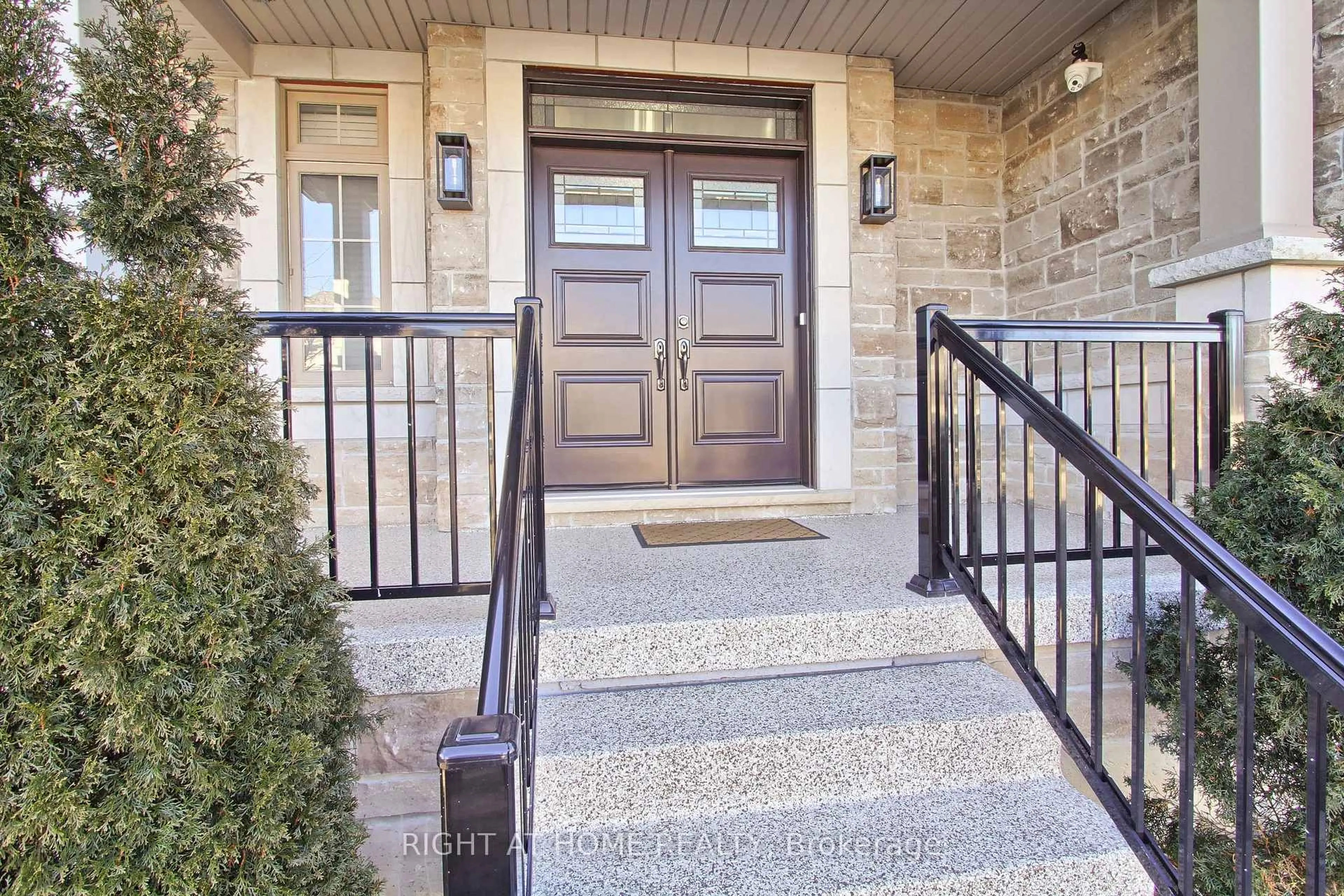 Indoor entryway for 121 Hutchinson Dr, New Tecumseth Ontario L9R 0P6