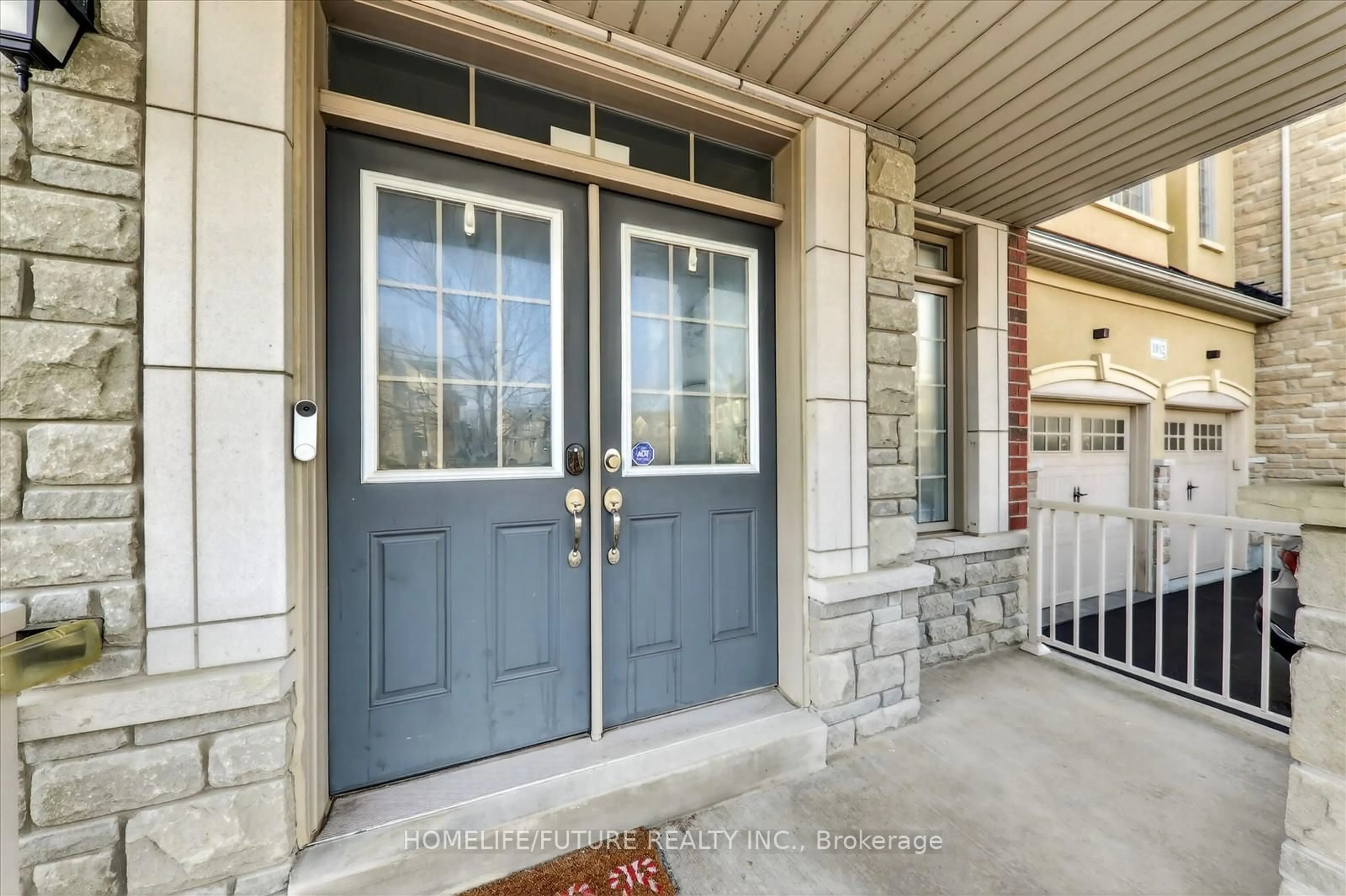 Indoor entryway for 1016 Poppy Lane, Newmarket Ontario L3X 3H6