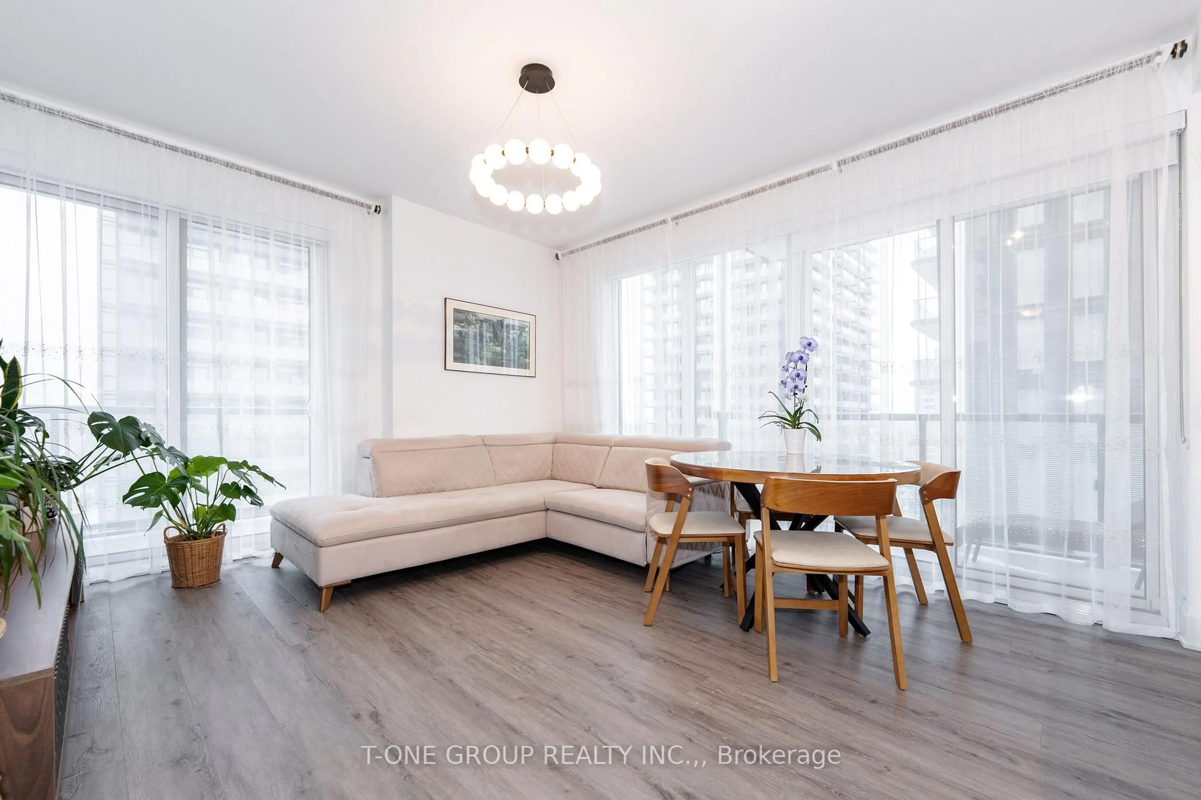 Living room with furniture, wood/laminate floor for 85 Oneida Cres #1514, Richmond Hill Ontario L4B 0H4