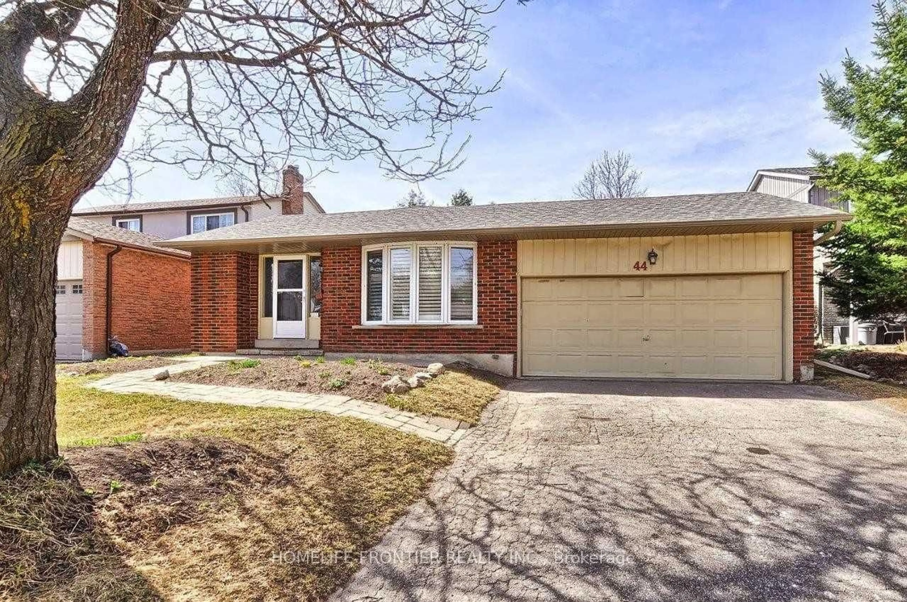 Home with brick exterior material, street for 44 Rutledge Ave, Newmarket Ontario L3Y 5T4