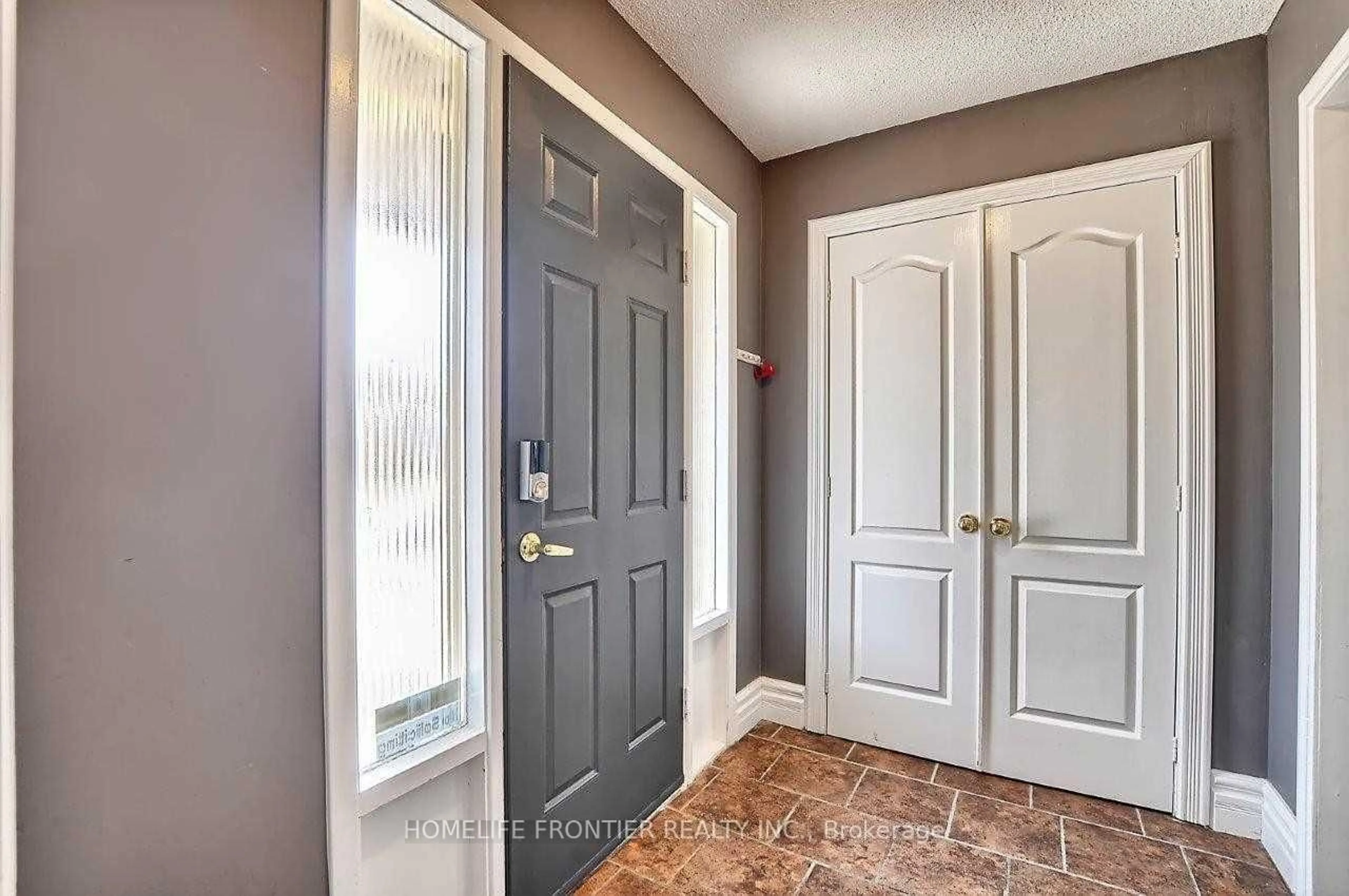 Indoor entryway for 44 Rutledge Ave, Newmarket Ontario L3Y 5T4