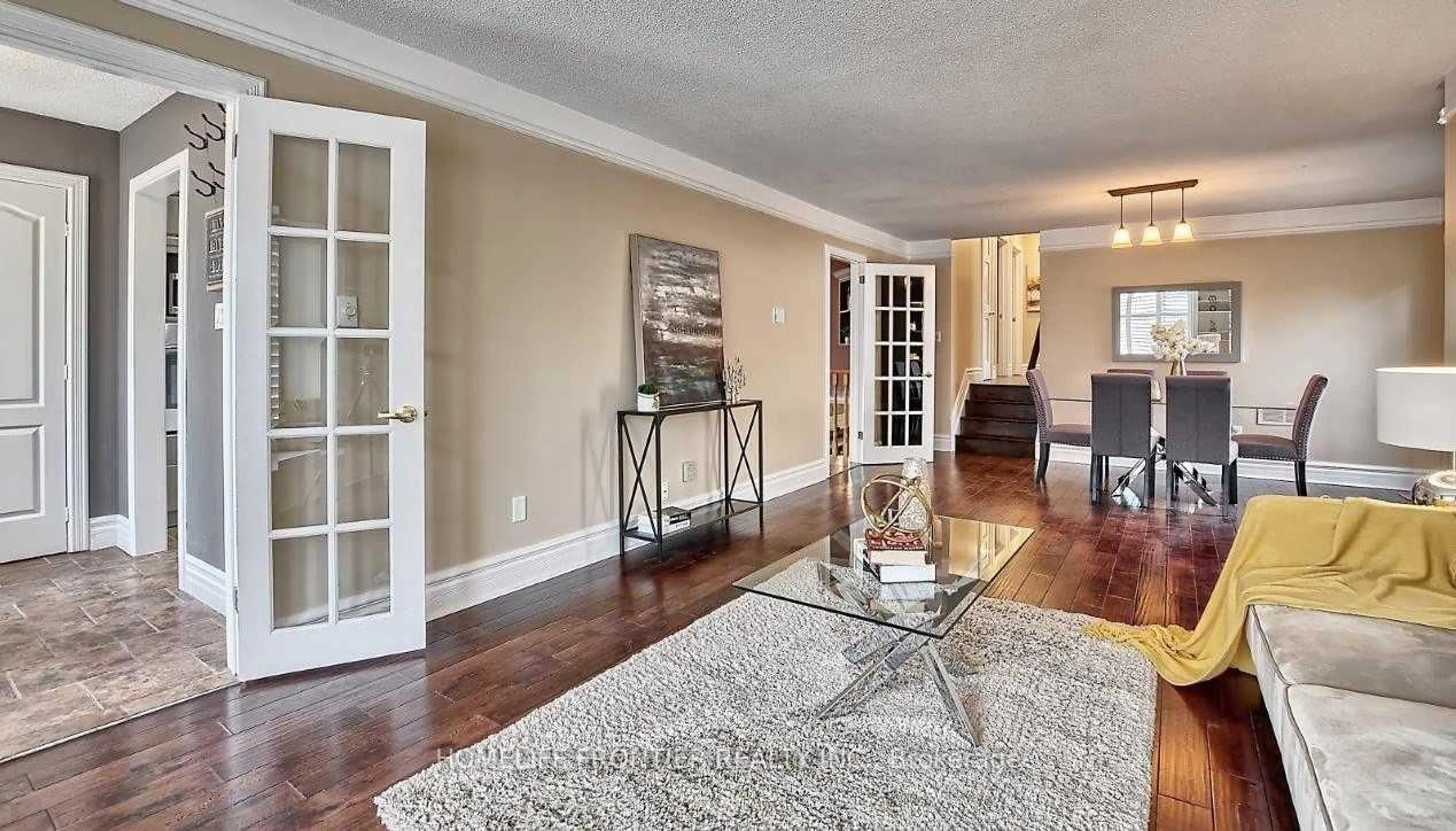 Living room with furniture, unknown for 44 Rutledge Ave, Newmarket Ontario L3Y 5T4