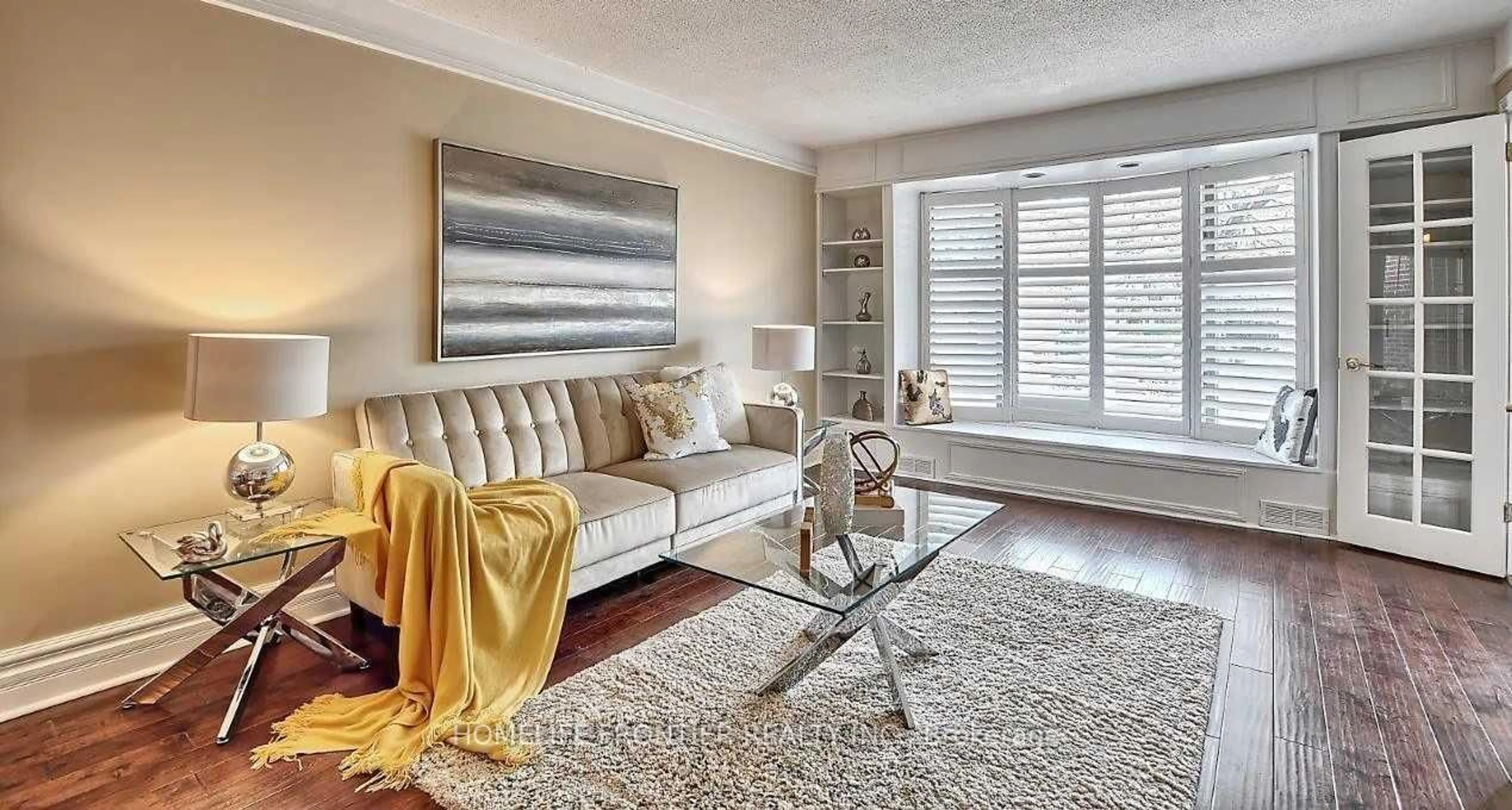 Living room with furniture, unknown for 44 Rutledge Ave, Newmarket Ontario L3Y 5T4