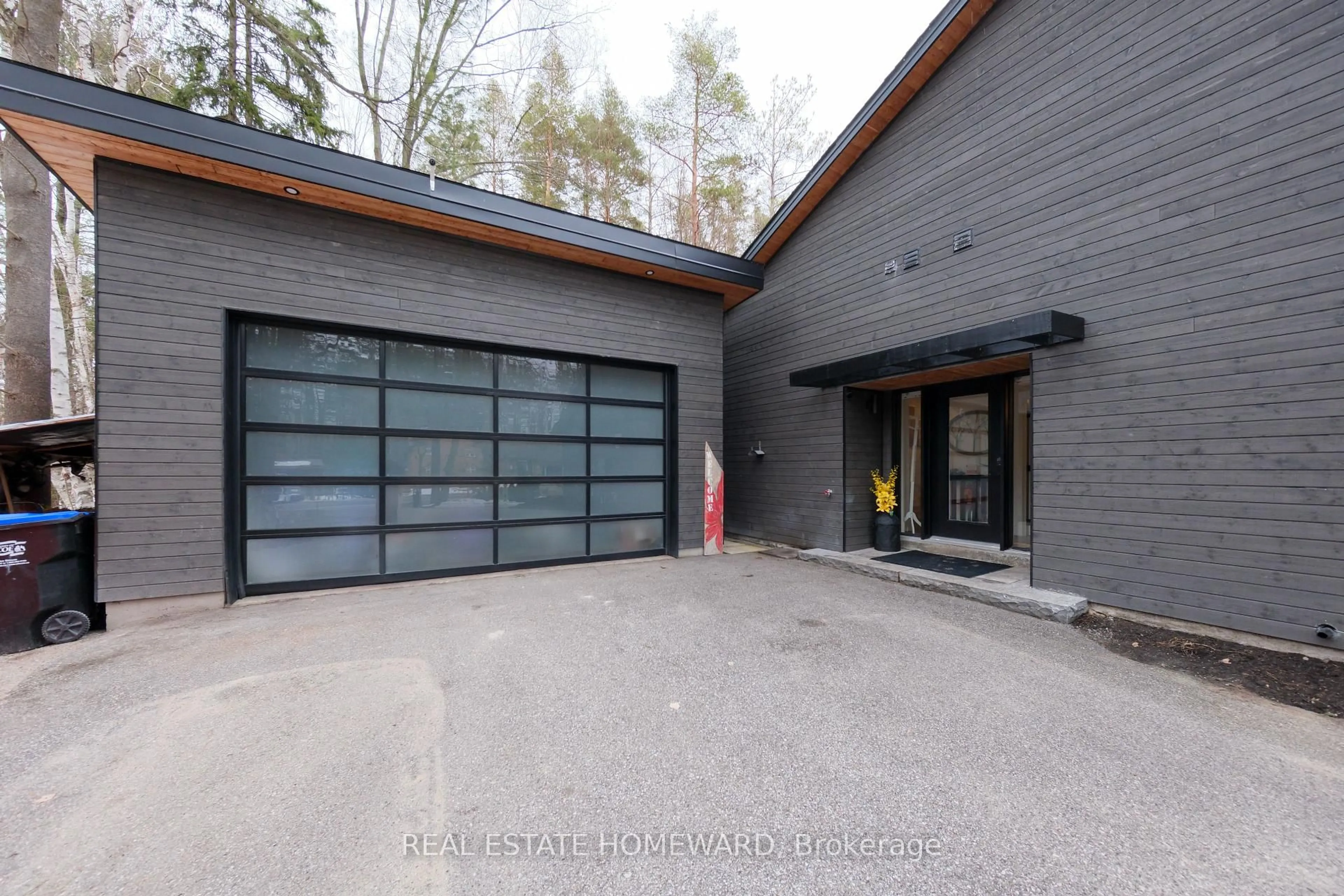 Indoor garage for 3763 fairway Rd, Innisfil Ontario L9S 2L4