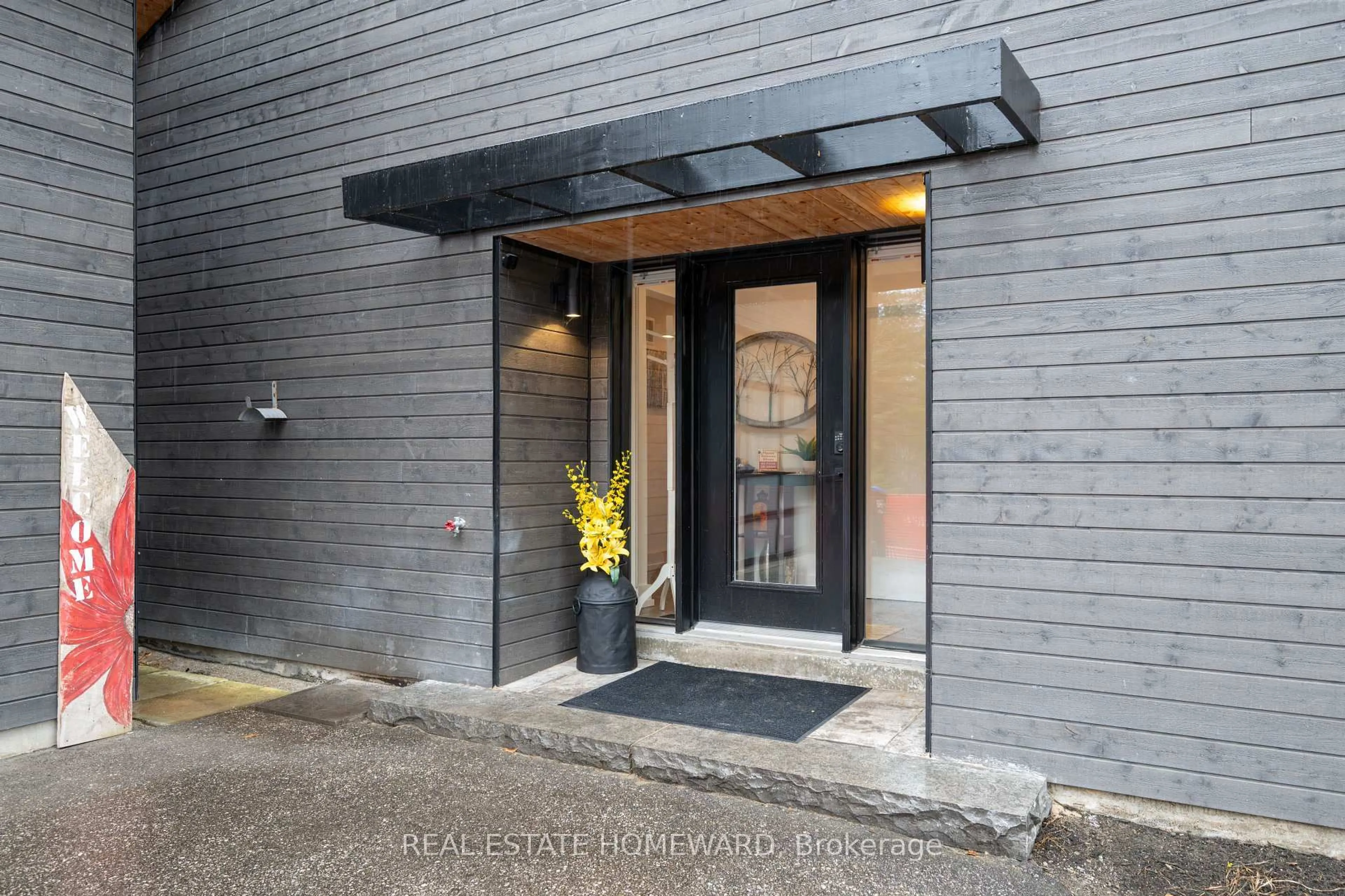 Indoor entryway for 3763 fairway Rd, Innisfil Ontario L9S 2L4