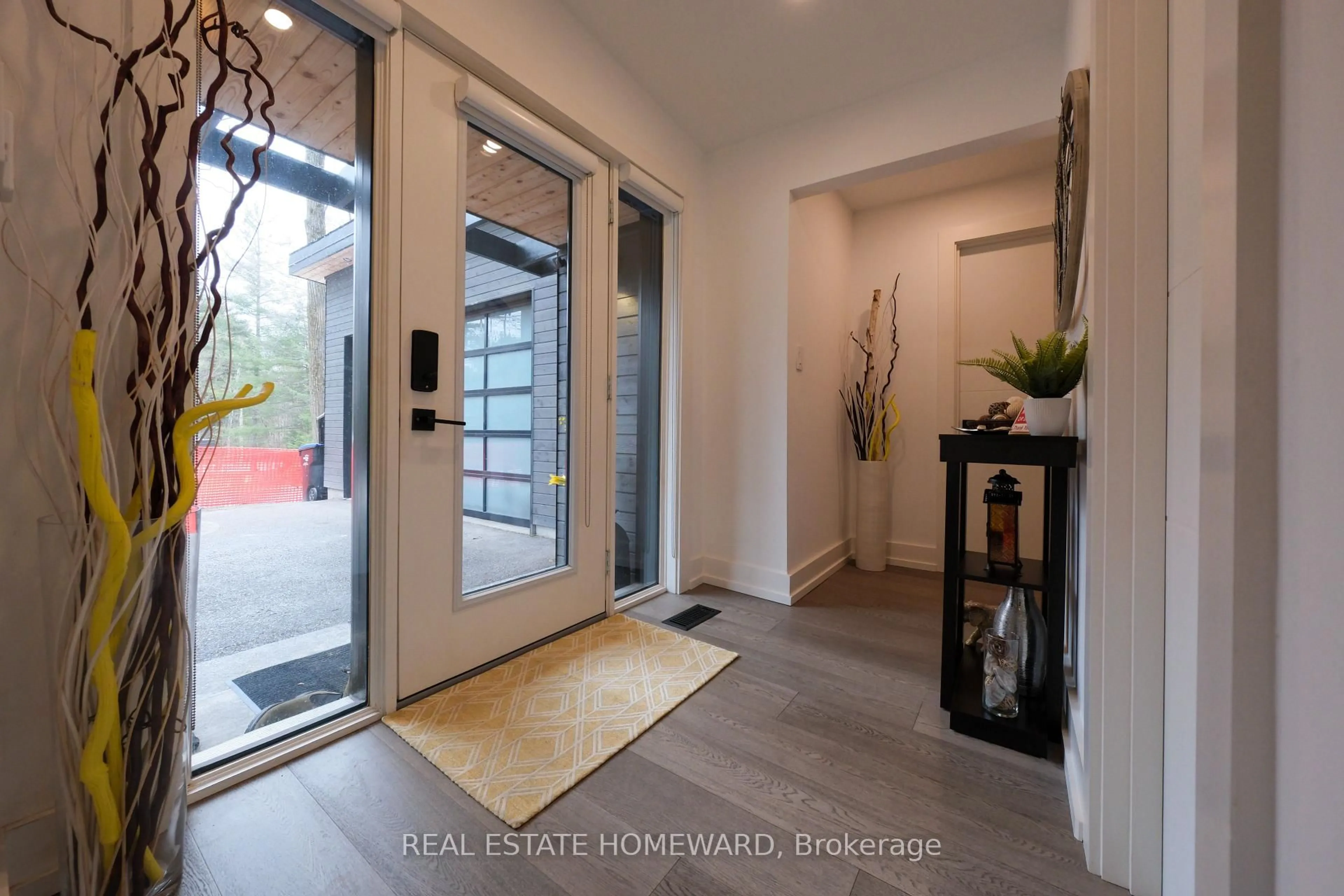 Indoor entryway for 3763 fairway Rd, Innisfil Ontario L9S 2L4