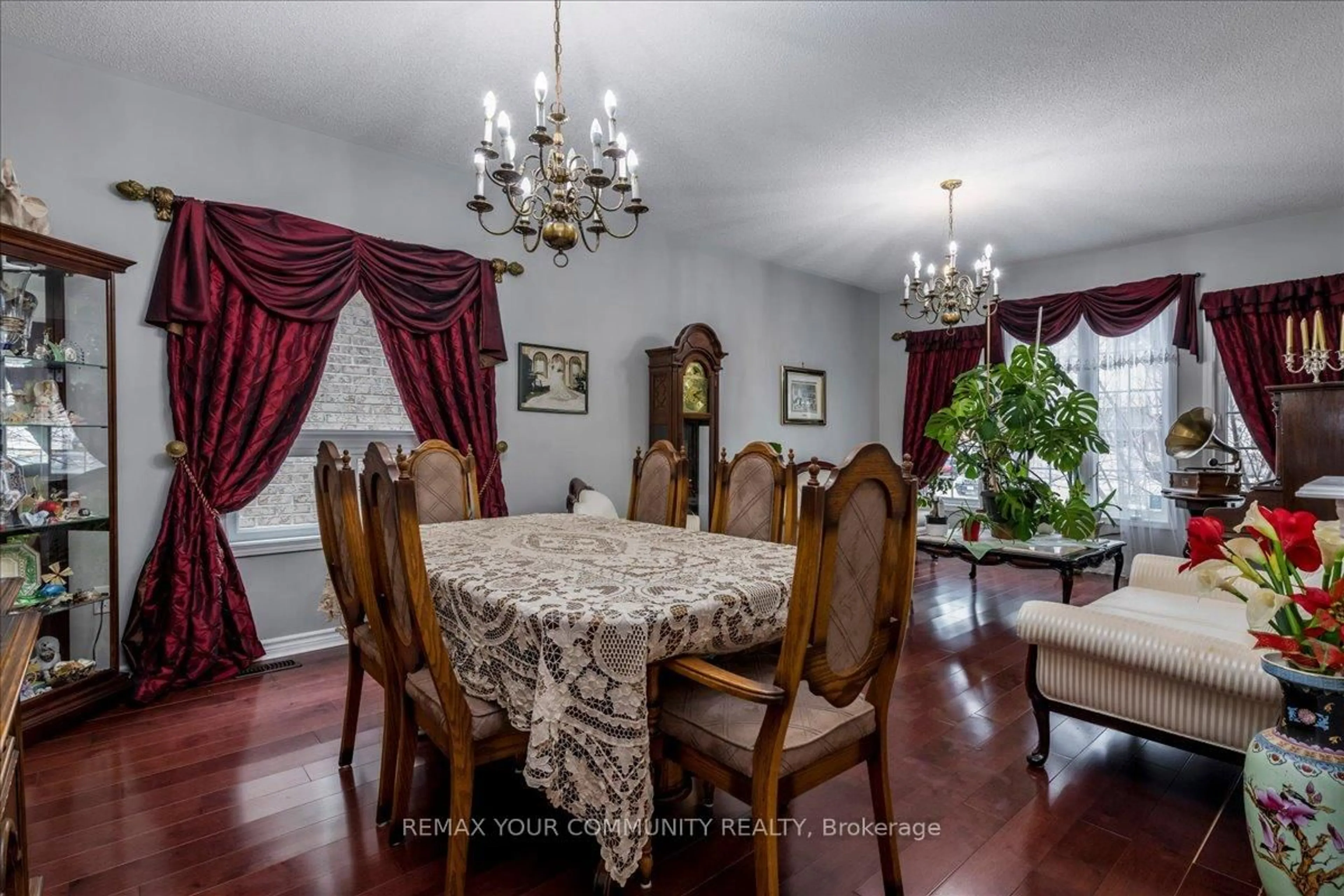 Dining room, wood/laminate floor for 760 Freemont Crt, Innisfil Ontario L9S 0K4