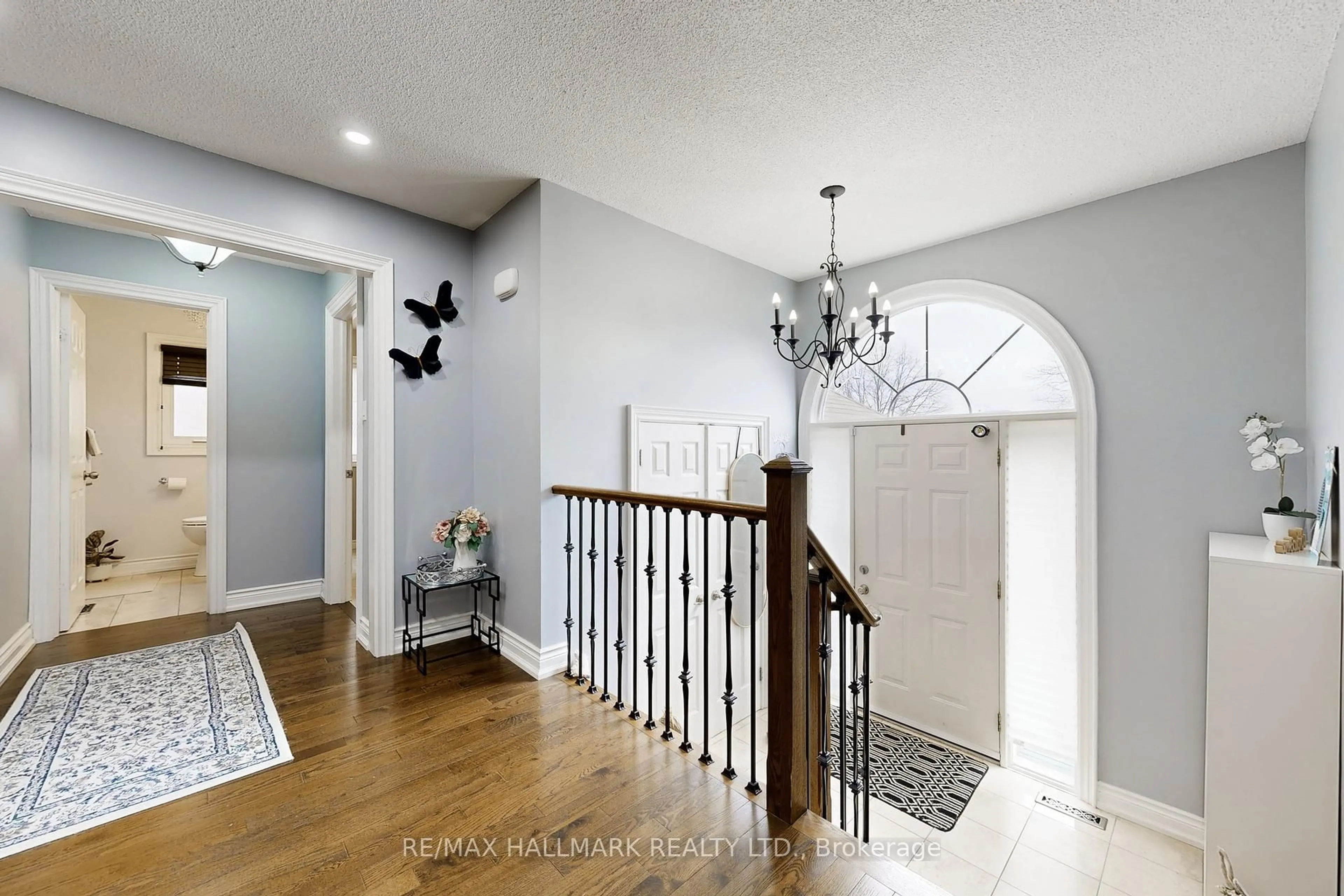 Indoor entryway for 87 Autumn Way, Aurora Ontario L4G 4P7