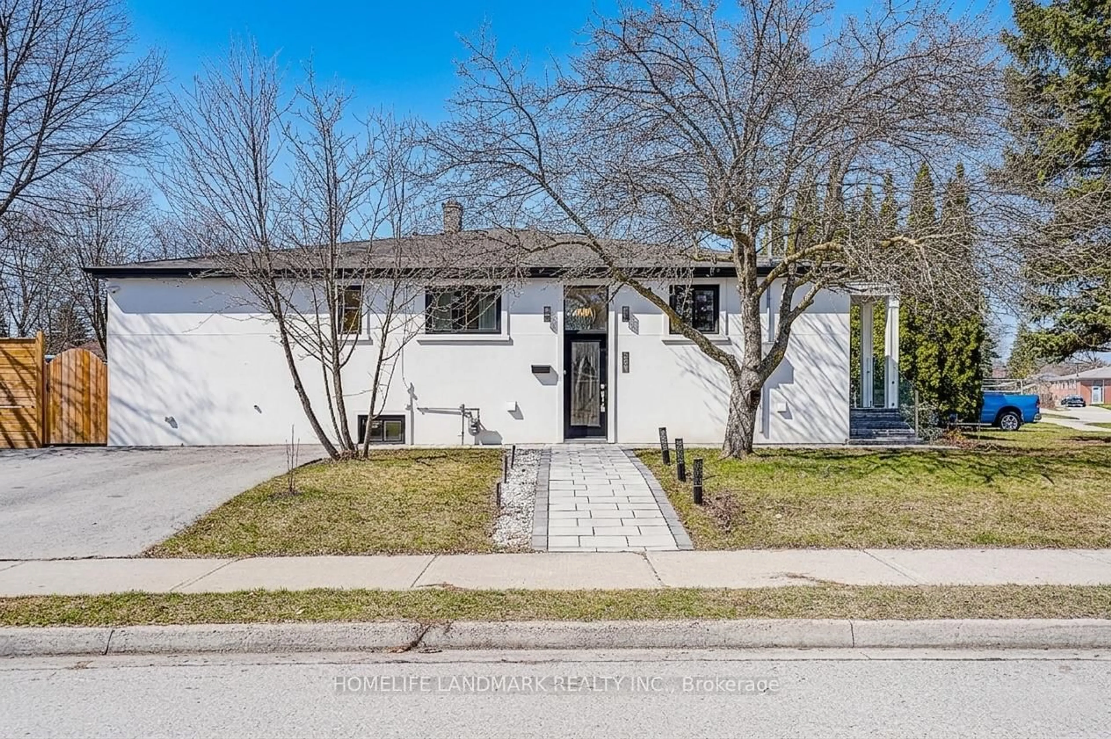 A pic from outside/outdoor area/front of a property/back of a property/a pic from drone, street for 304 Kerswell Dr, Richmond Hill Ontario L4C 2X2