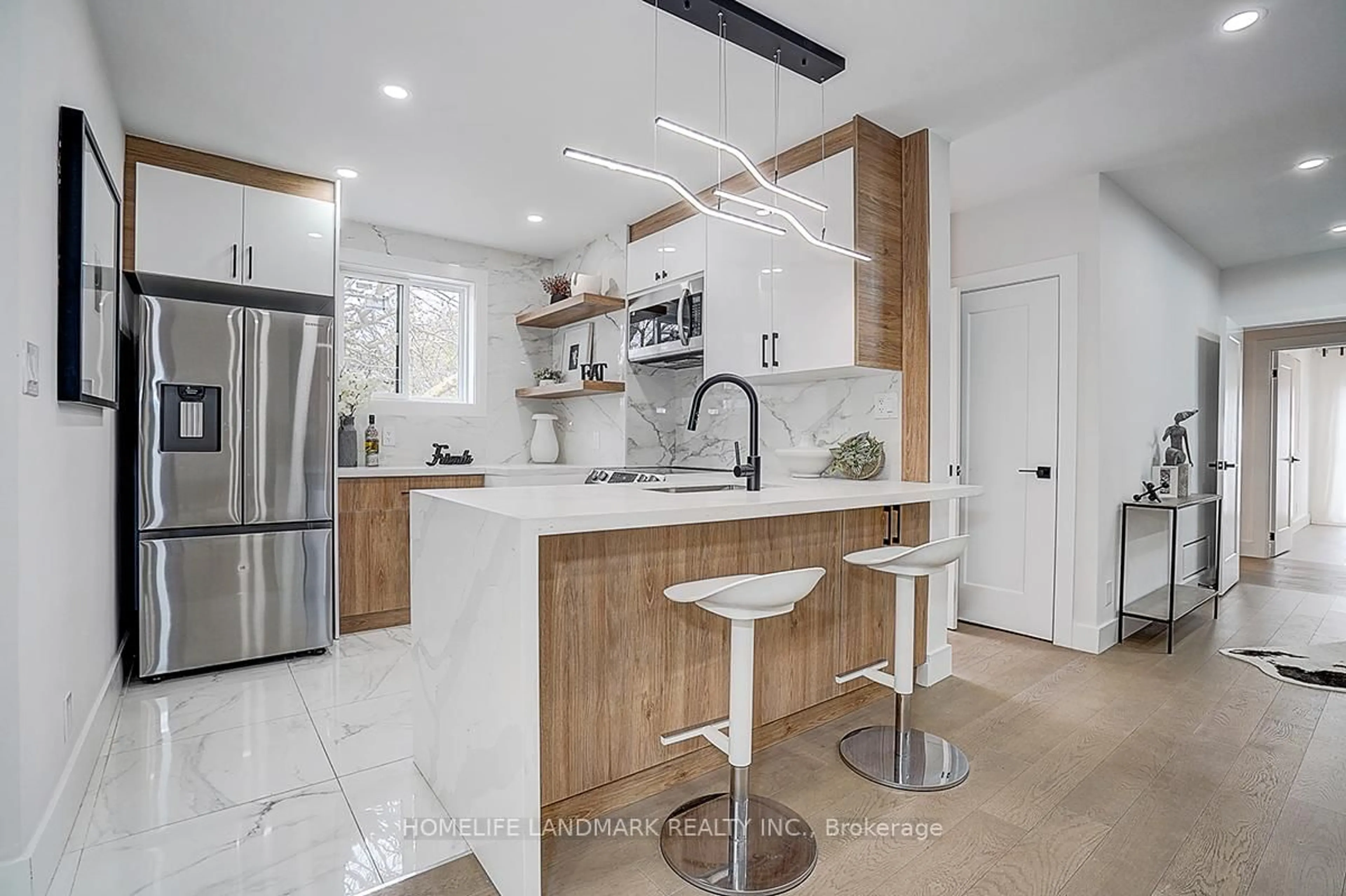 Open concept kitchen, ceramic/tile floor for 304 Kerswell Dr, Richmond Hill Ontario L4C 2X2