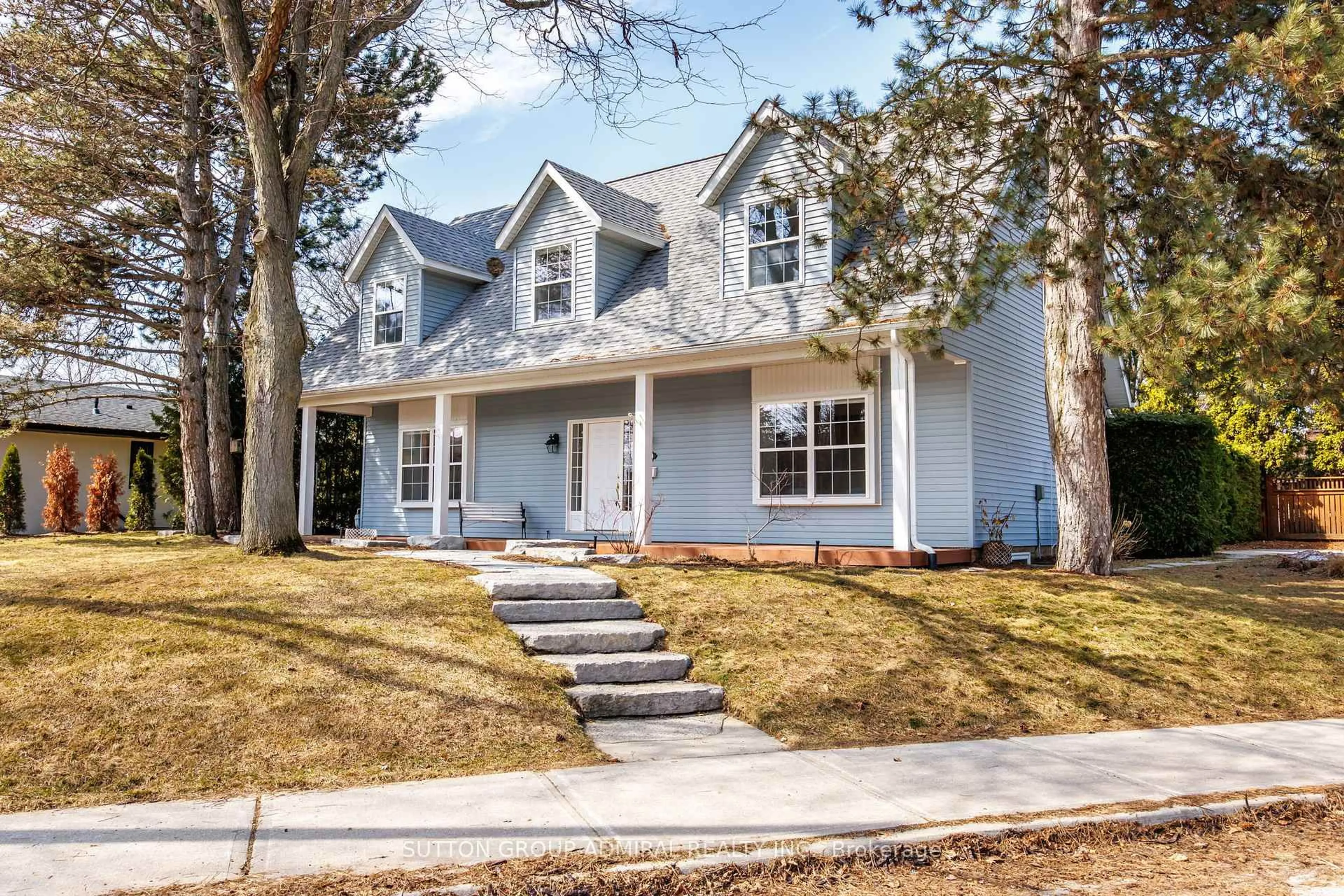 Home with vinyl exterior material, street for 54 Starlight Cres, Richmond Hill Ontario L4C 4X5