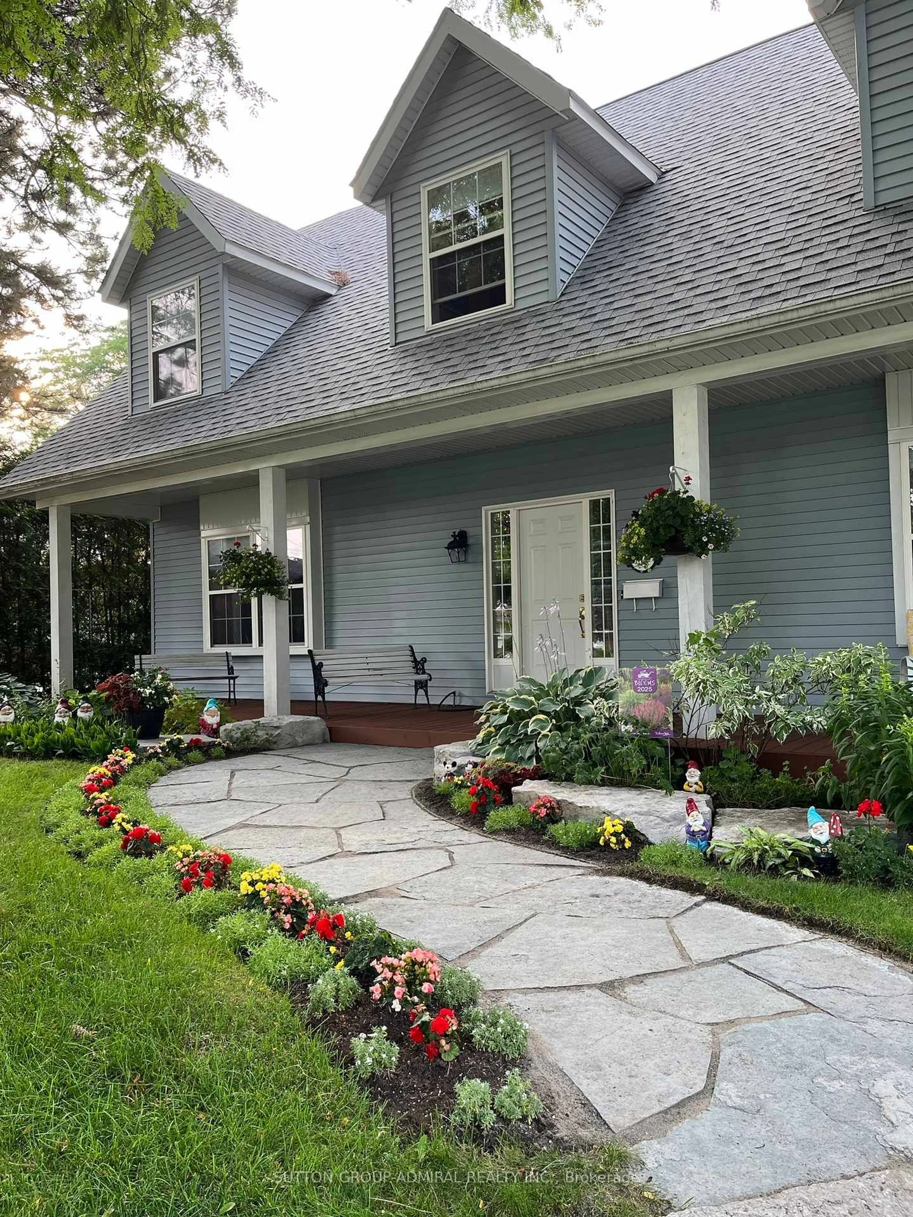 Home with vinyl exterior material, street for 54 Starlight Cres, Richmond Hill Ontario L4C 4X5