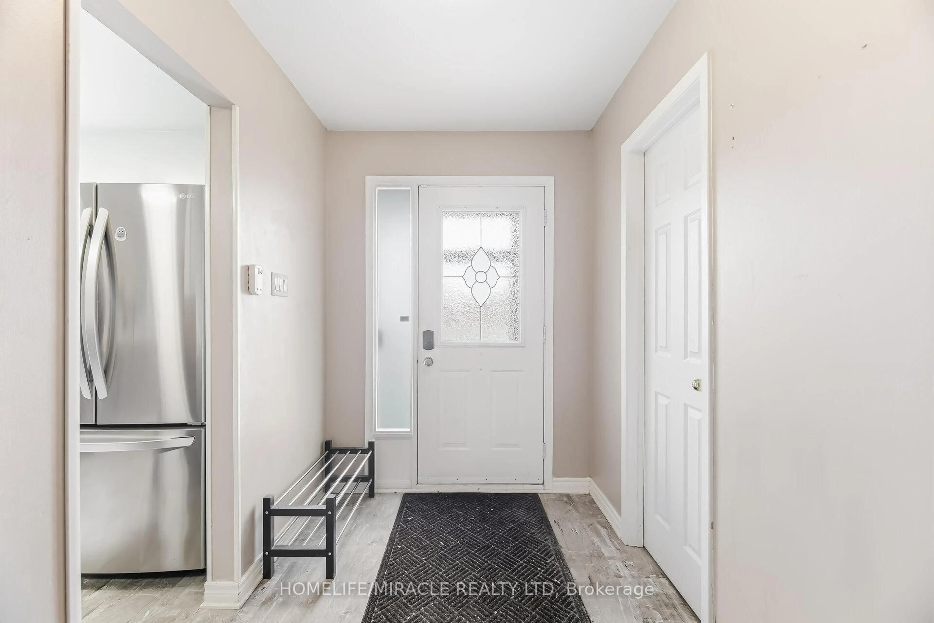 Indoor entryway for 413 Terry Dr, Newmarket Ontario L3Y 5E6