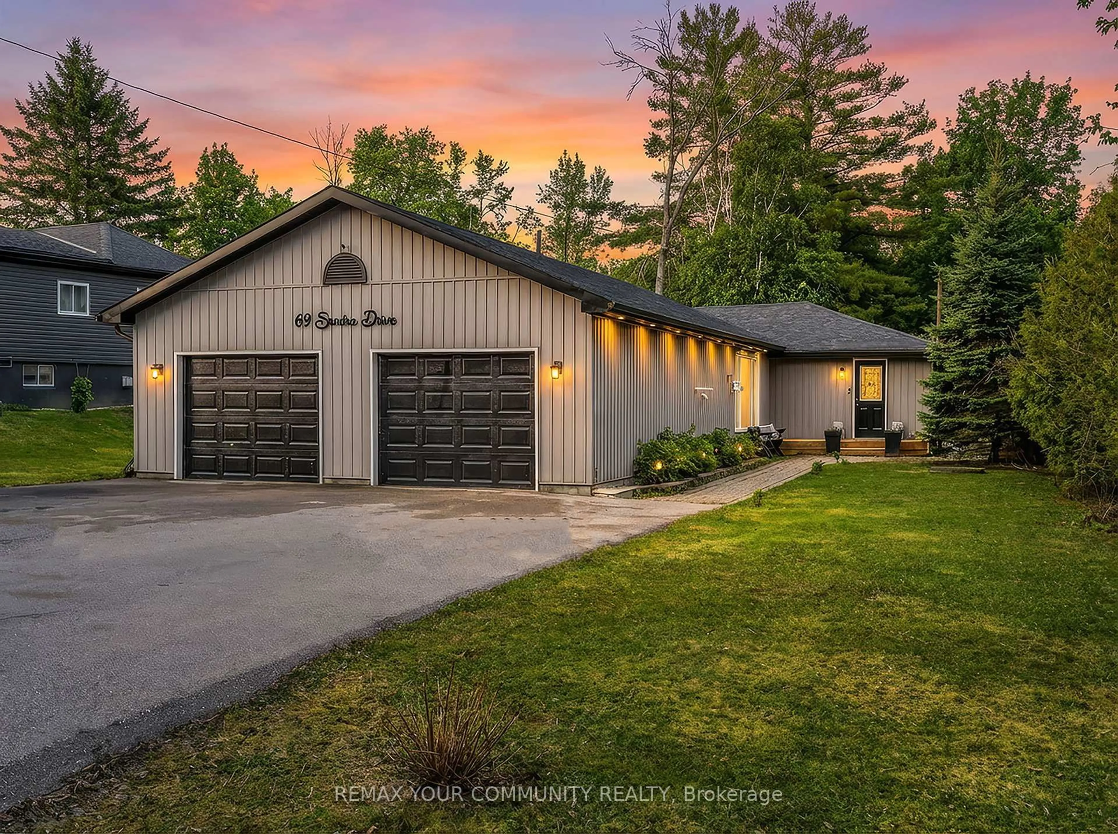 Indoor garage for 69 Sandra Dr, Georgina Ontario L0E 1R0