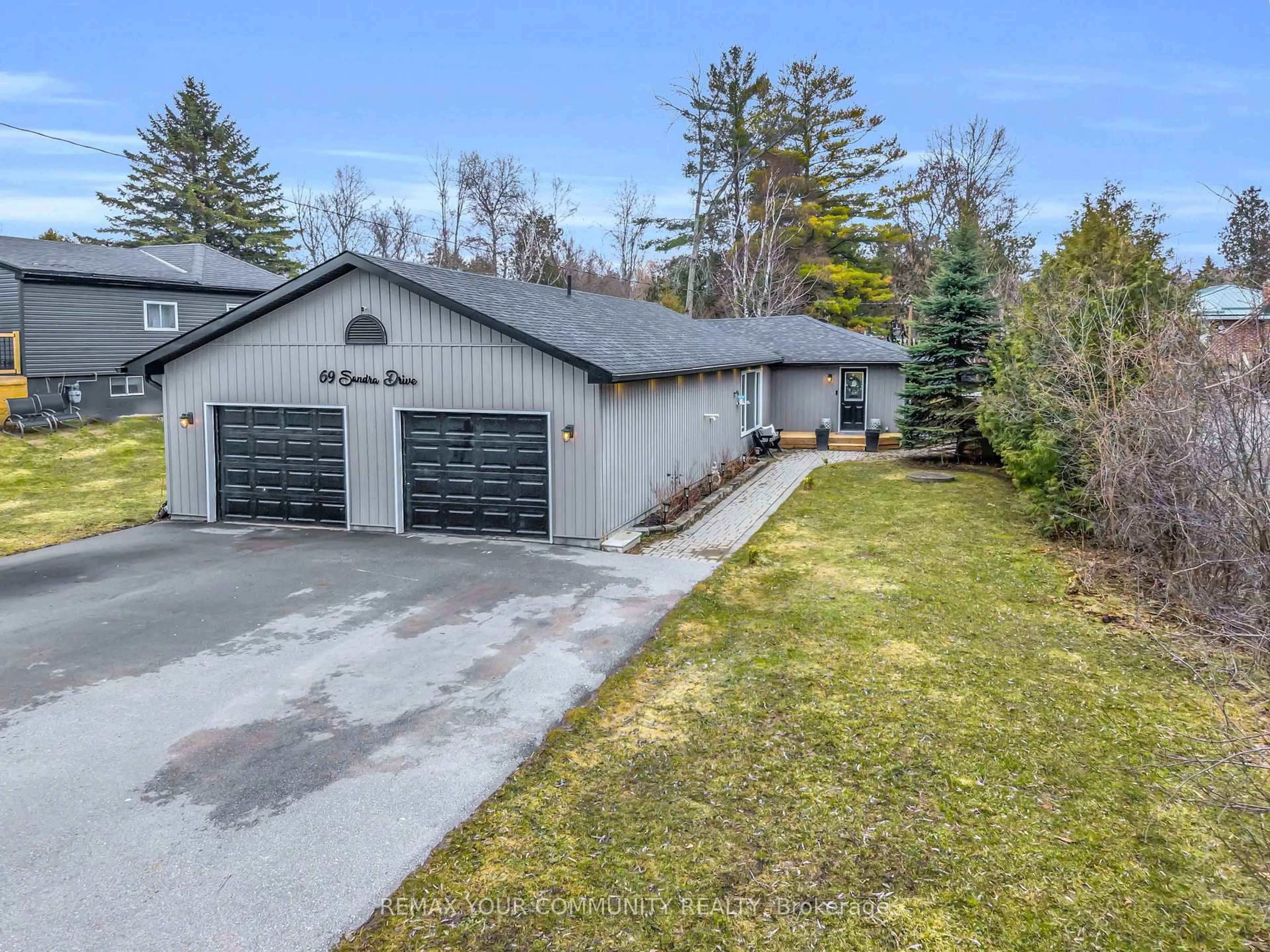 A pic from outside/outdoor area/front of a property/back of a property/a pic from drone, street for 69 Sandra Dr, Georgina Ontario L0E 1R0