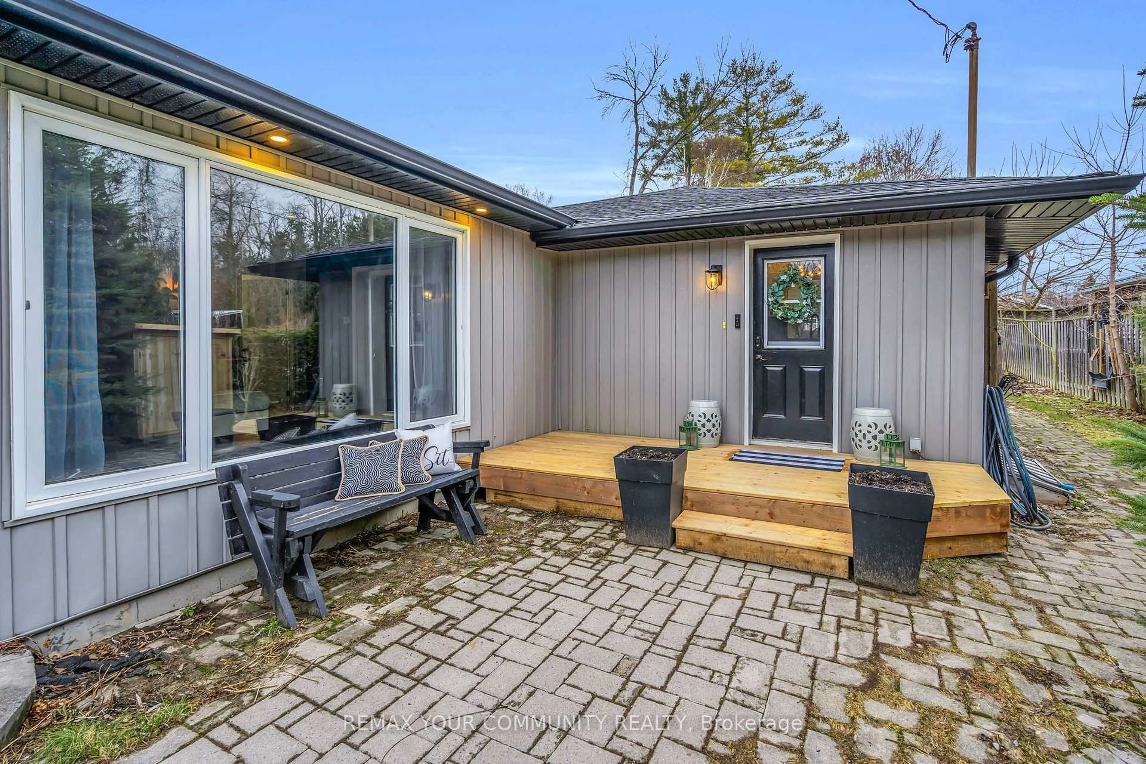 Patio, street for 69 Sandra Dr, Georgina Ontario L0E 1R0