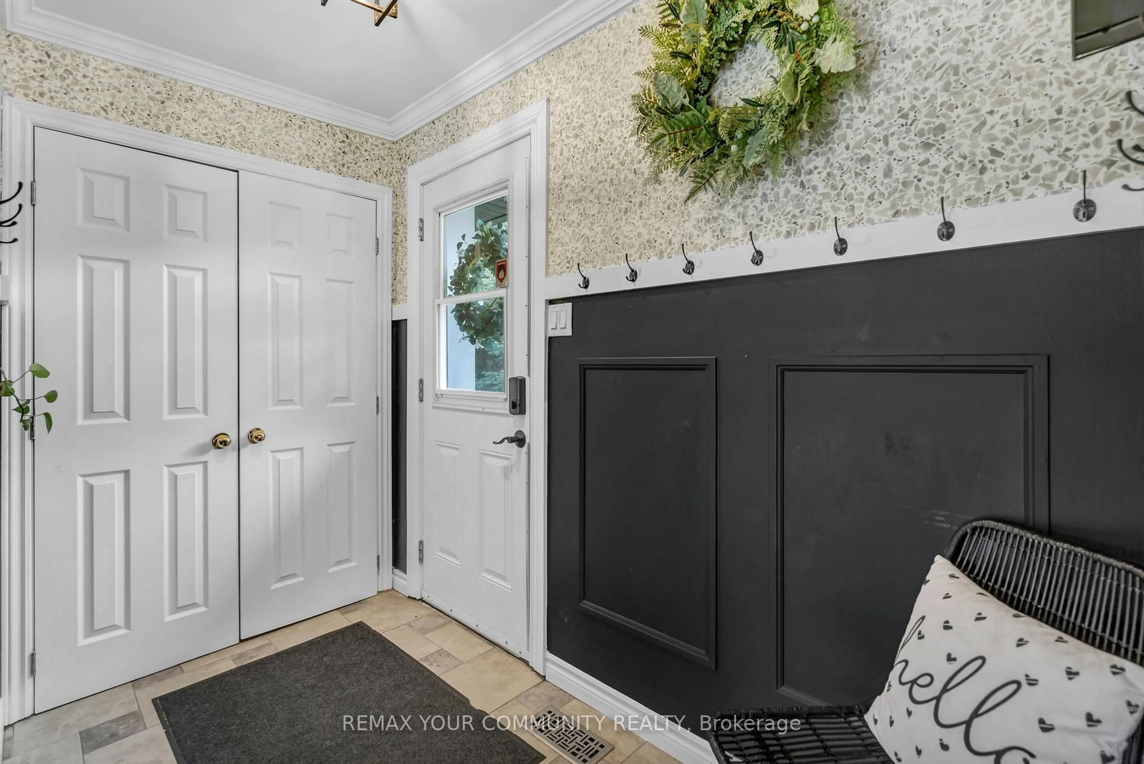Indoor entryway for 69 Sandra Dr, Georgina Ontario L0E 1R0