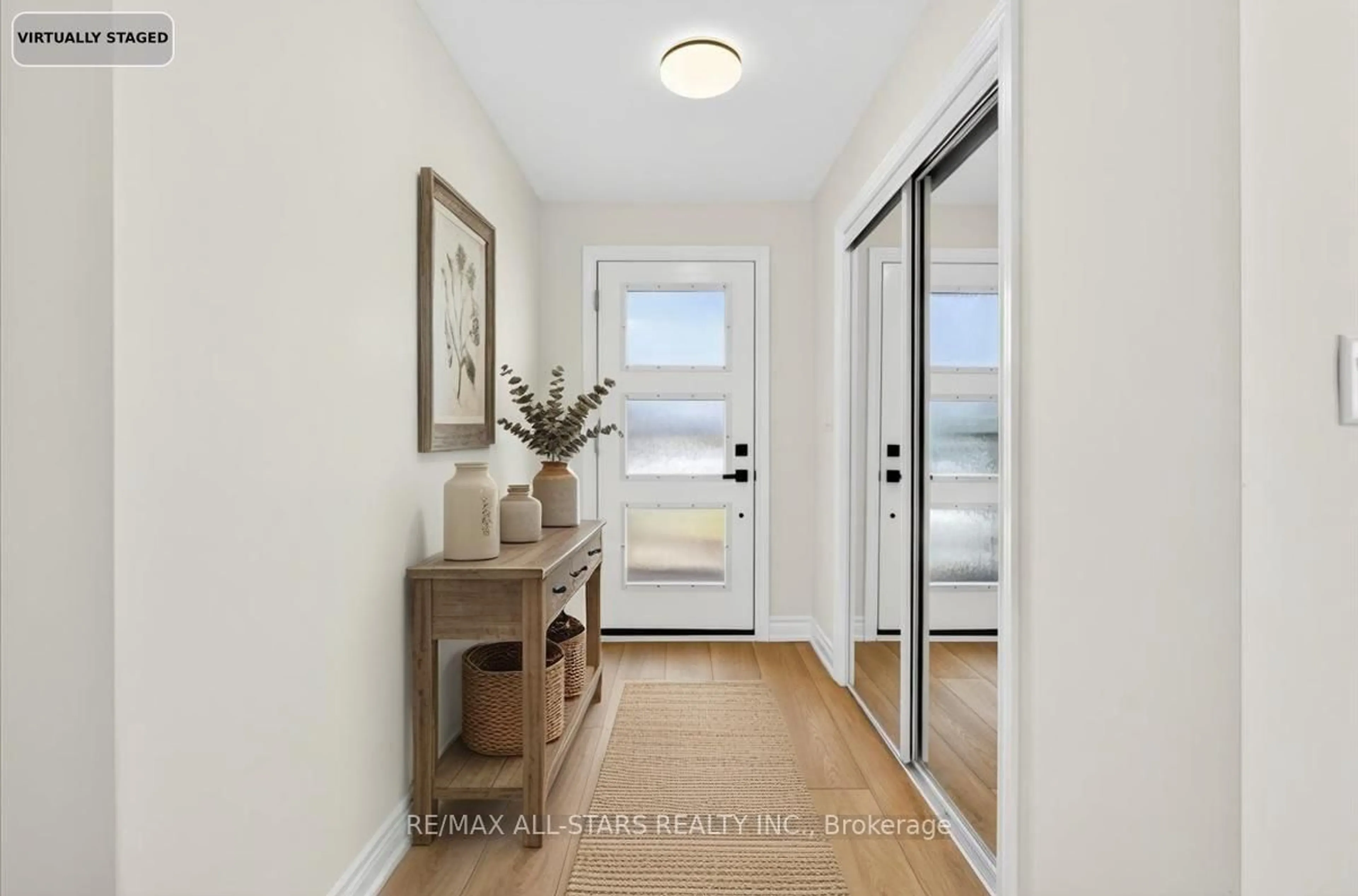 Indoor entryway for 501 Lake Dr, Georgina Ontario L4P 1R8