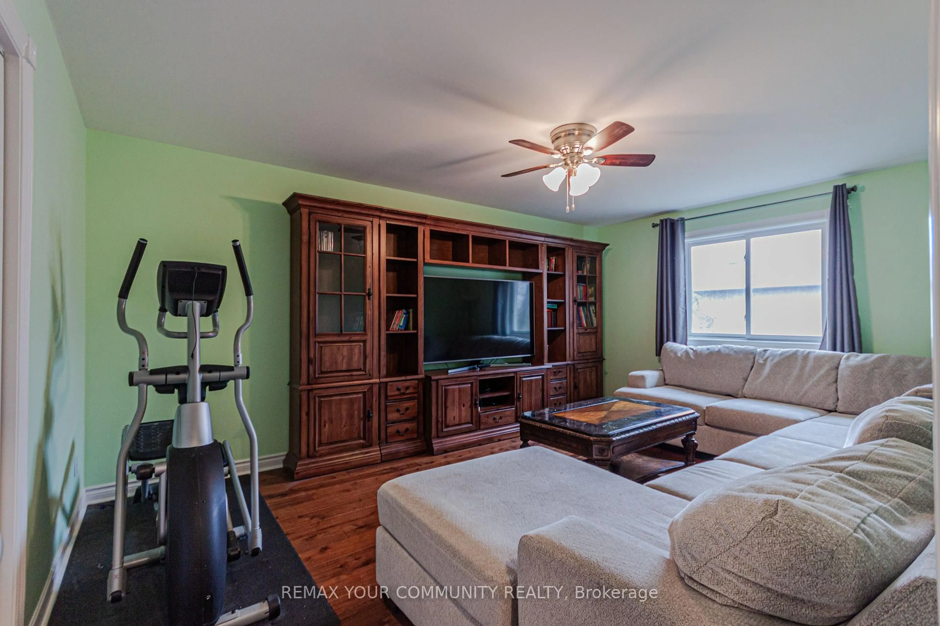 Living room with furniture, wood/laminate floor for 47 Elmsley Dr, Richmond Hill Ontario L4C 8N7