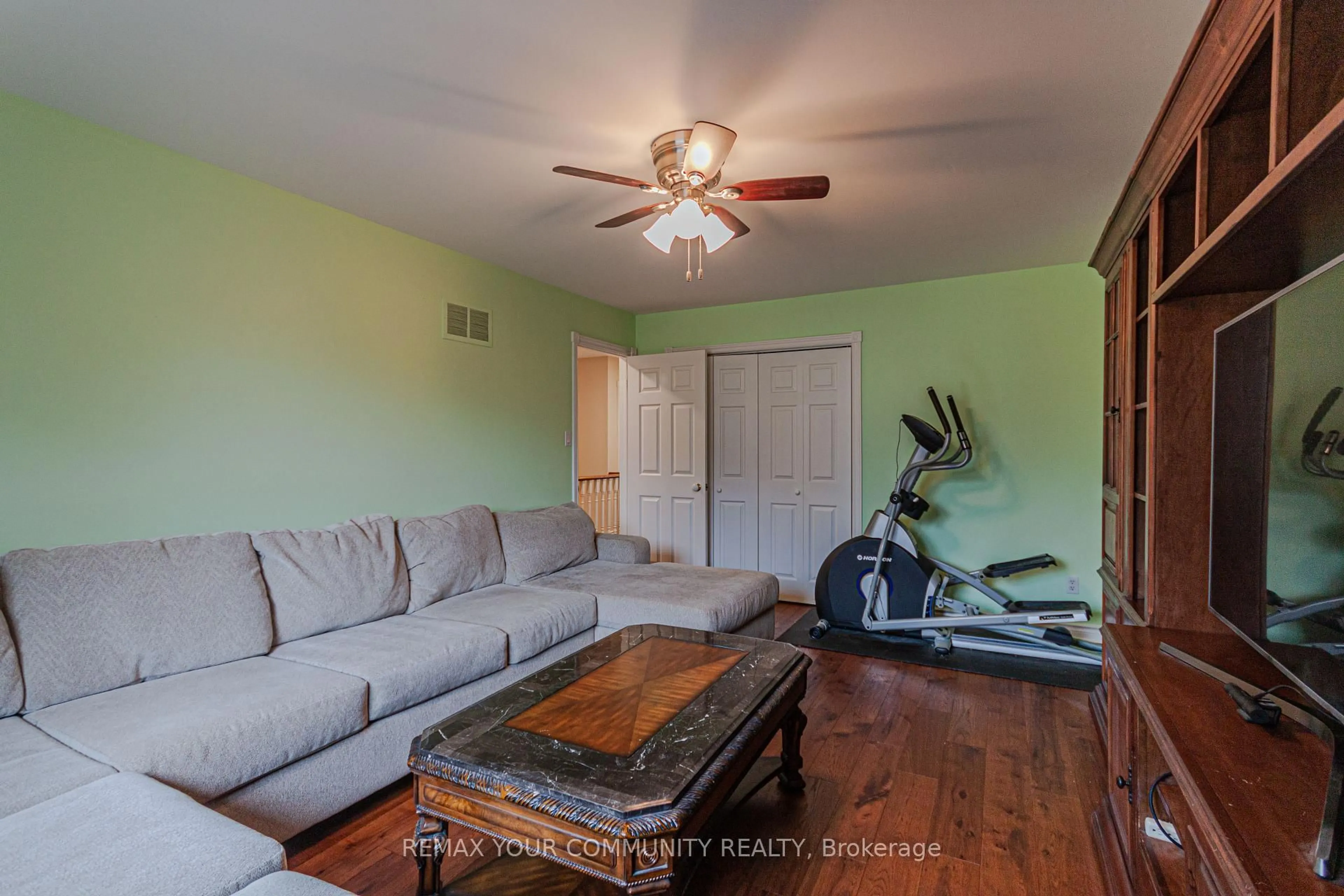 Living room with furniture, wood/laminate floor for 47 Elmsley Dr, Richmond Hill Ontario L4C 8N7