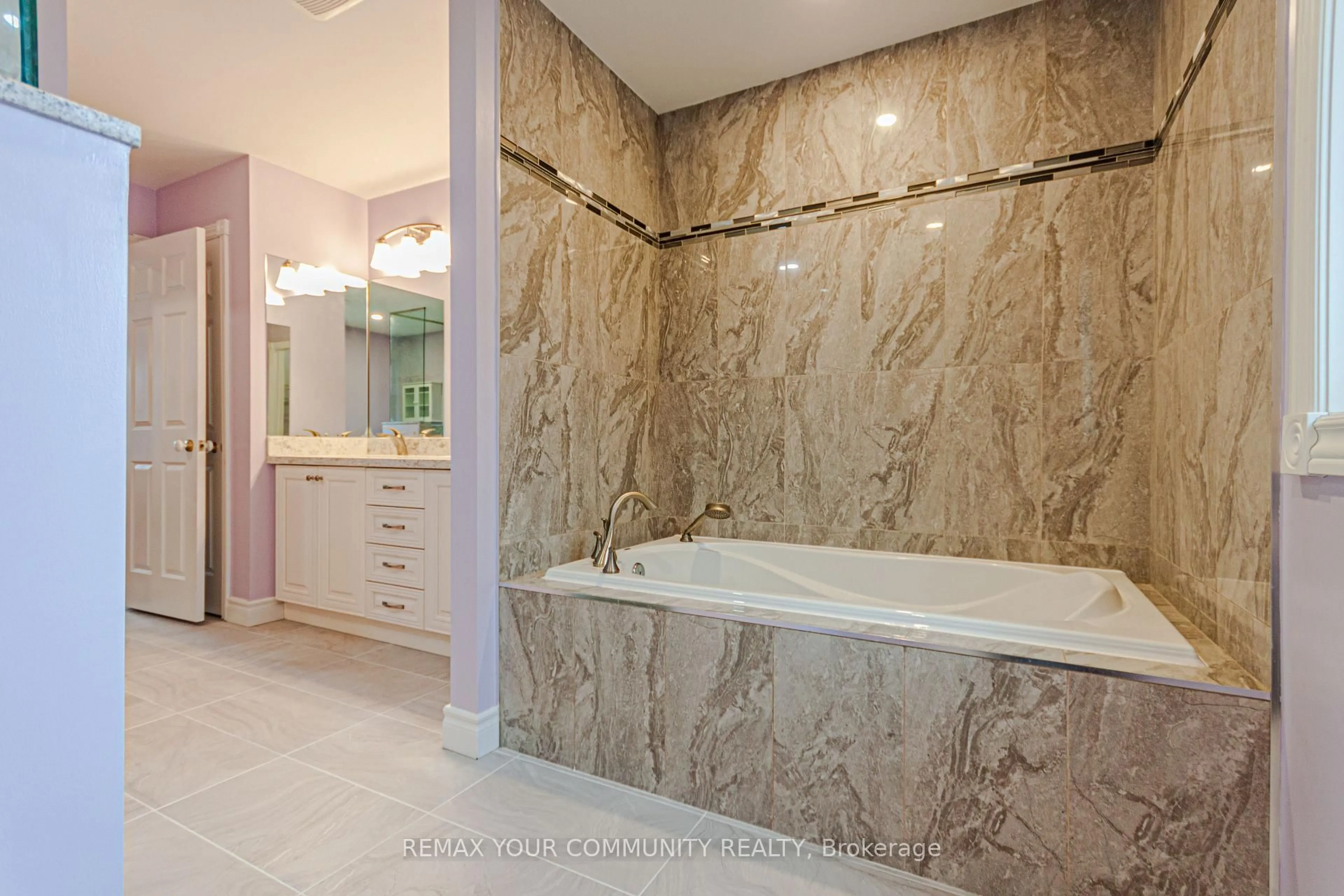 Contemporary bathroom, ceramic/tile floor for 47 Elmsley Dr, Richmond Hill Ontario L4C 8N7