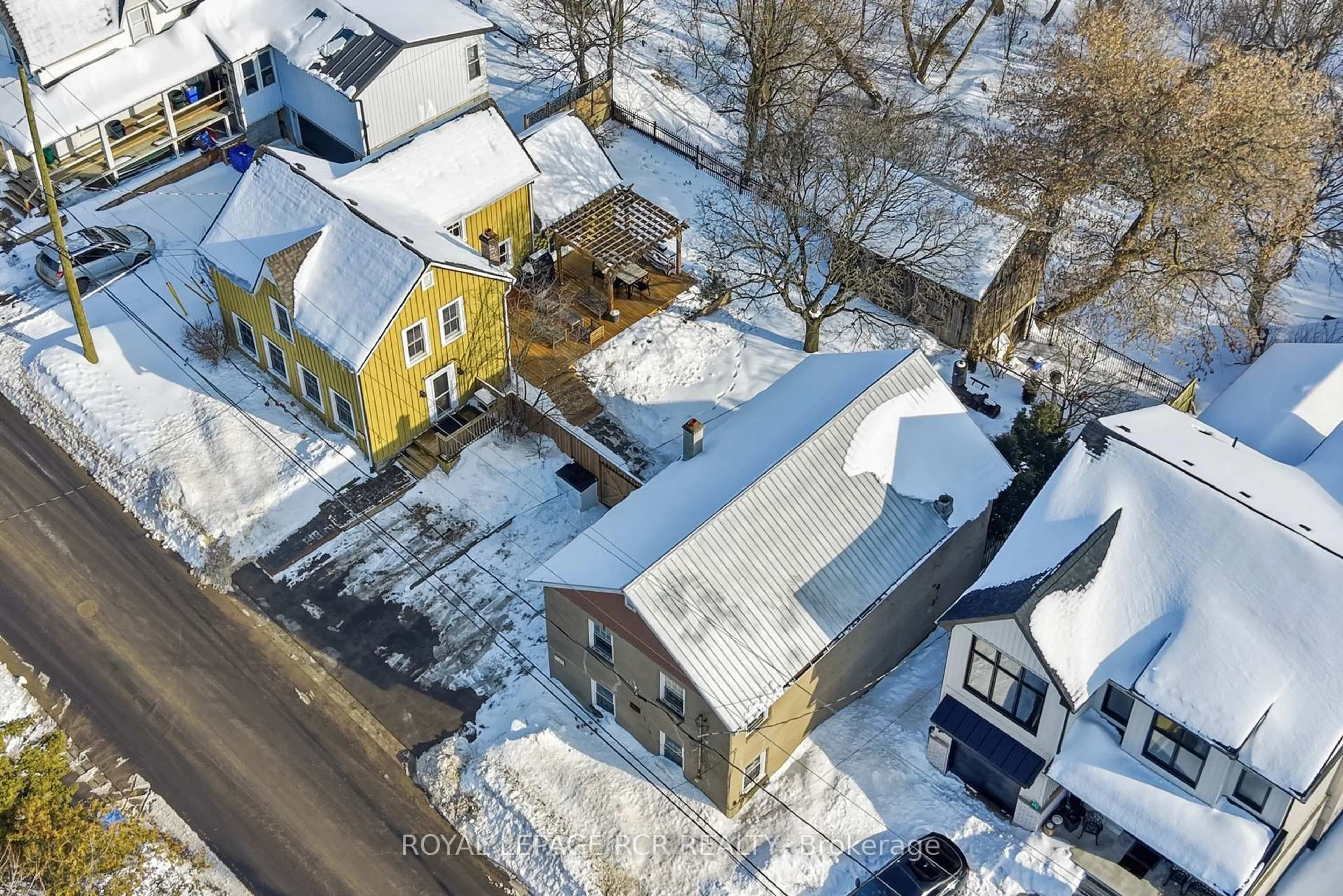 A pic from outside/outdoor area/front of a property/back of a property/a pic from drone, street for 435 Kettleby Rd, King Ontario L7B 0C9