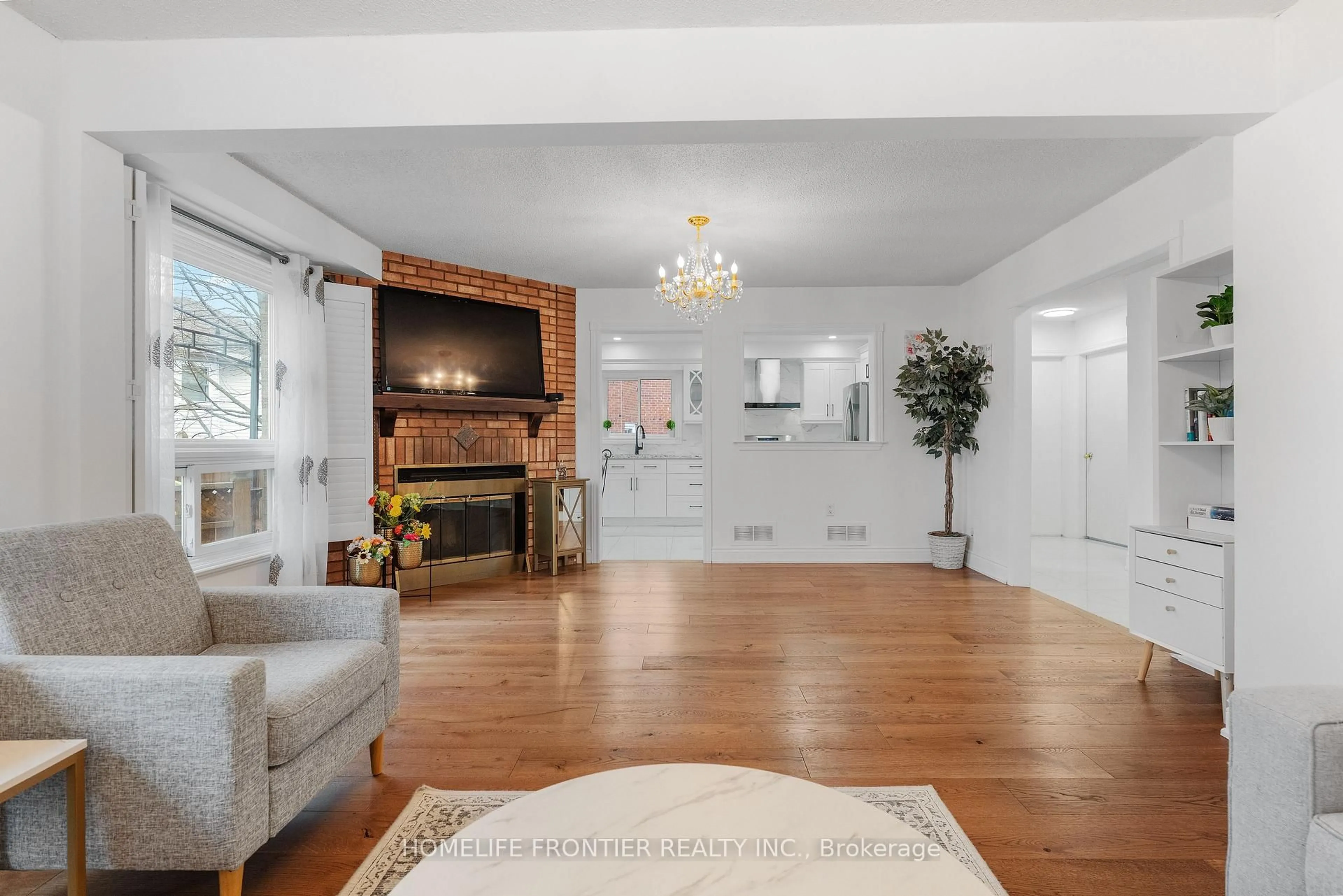 Living room with furniture, unknown for 55 Attridge Dr, Aurora Ontario L4G 6J4