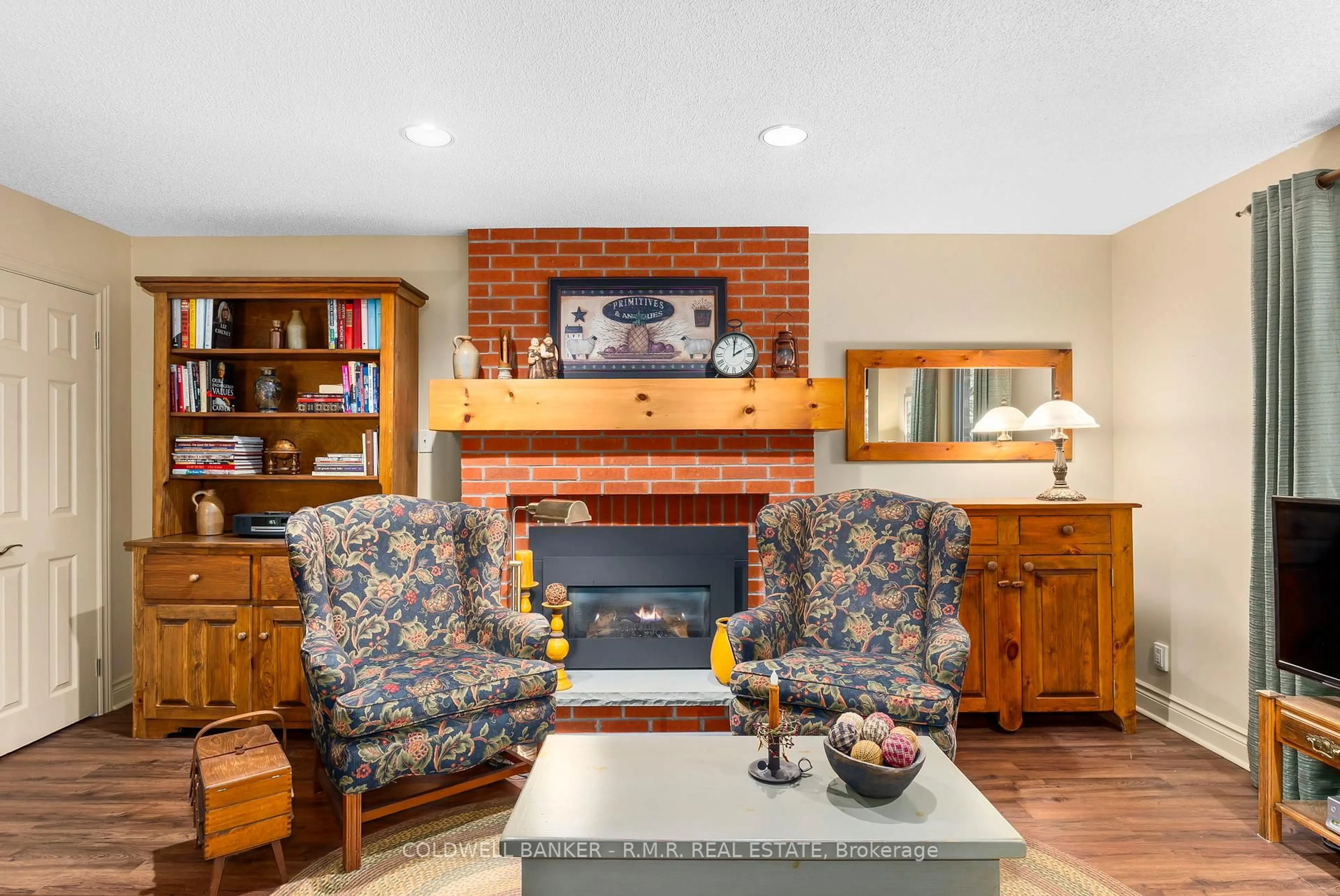 Living room with furniture, unknown for 24 Testa Rd, Uxbridge Ontario L9P 1M2