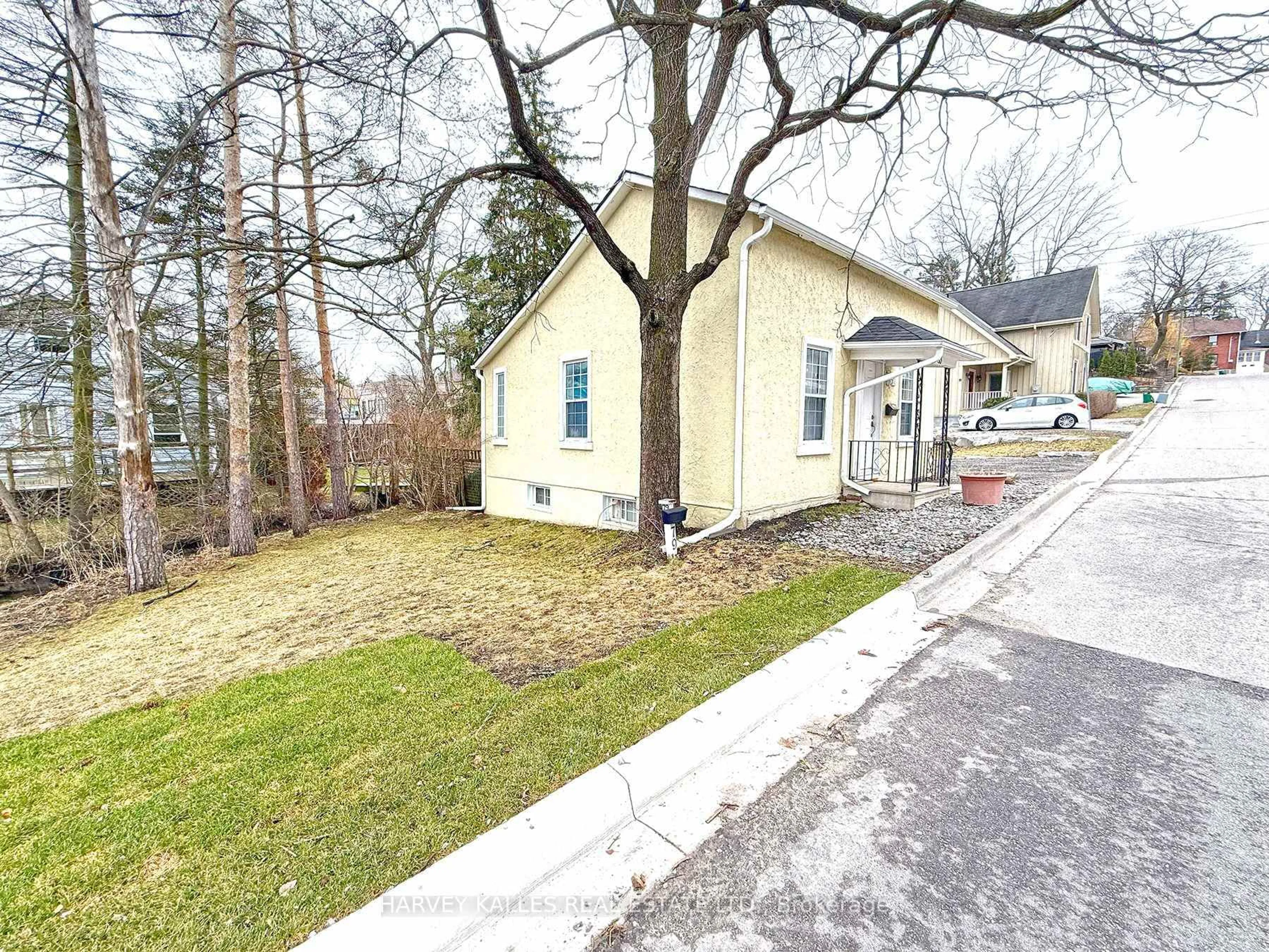 A pic from outside/outdoor area/front of a property/back of a property/a pic from drone, street for 83 Temperance St, Aurora Ontario L4G 2R1