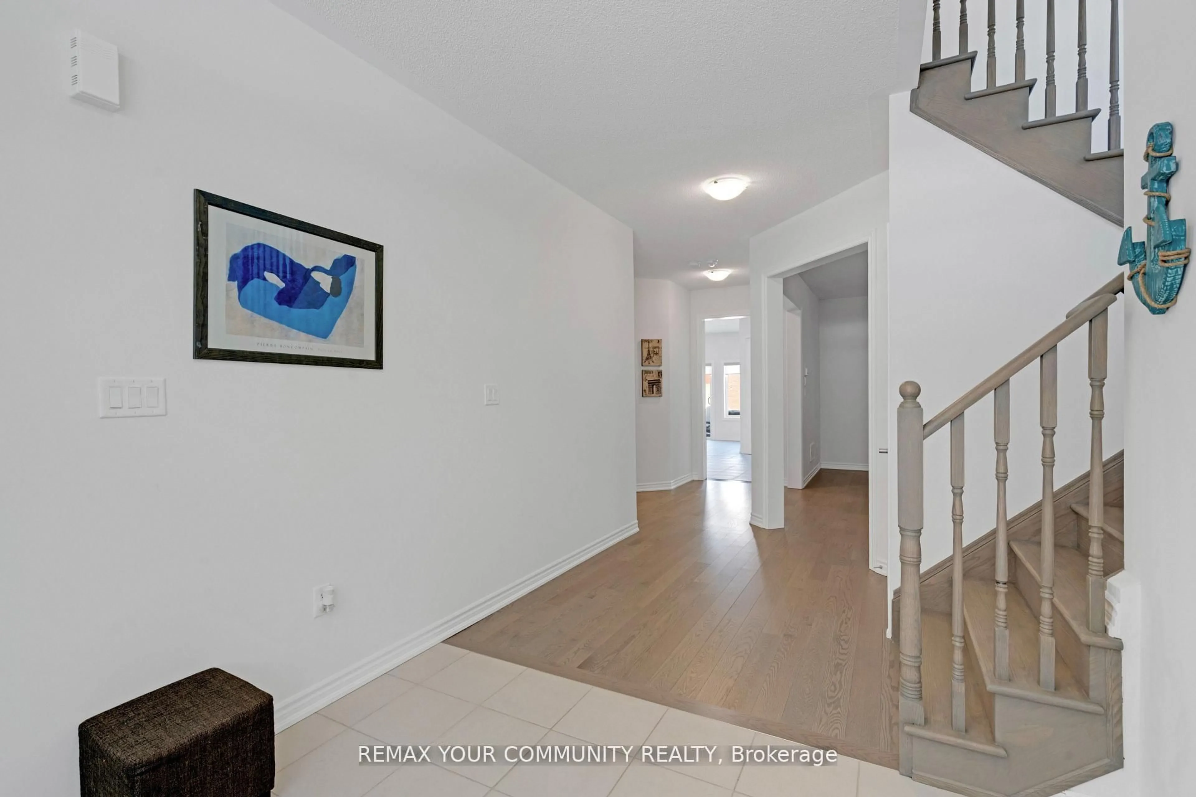 Indoor foyer for 1537 Prentice Rd, Innisfil Ontario L9S 4R7