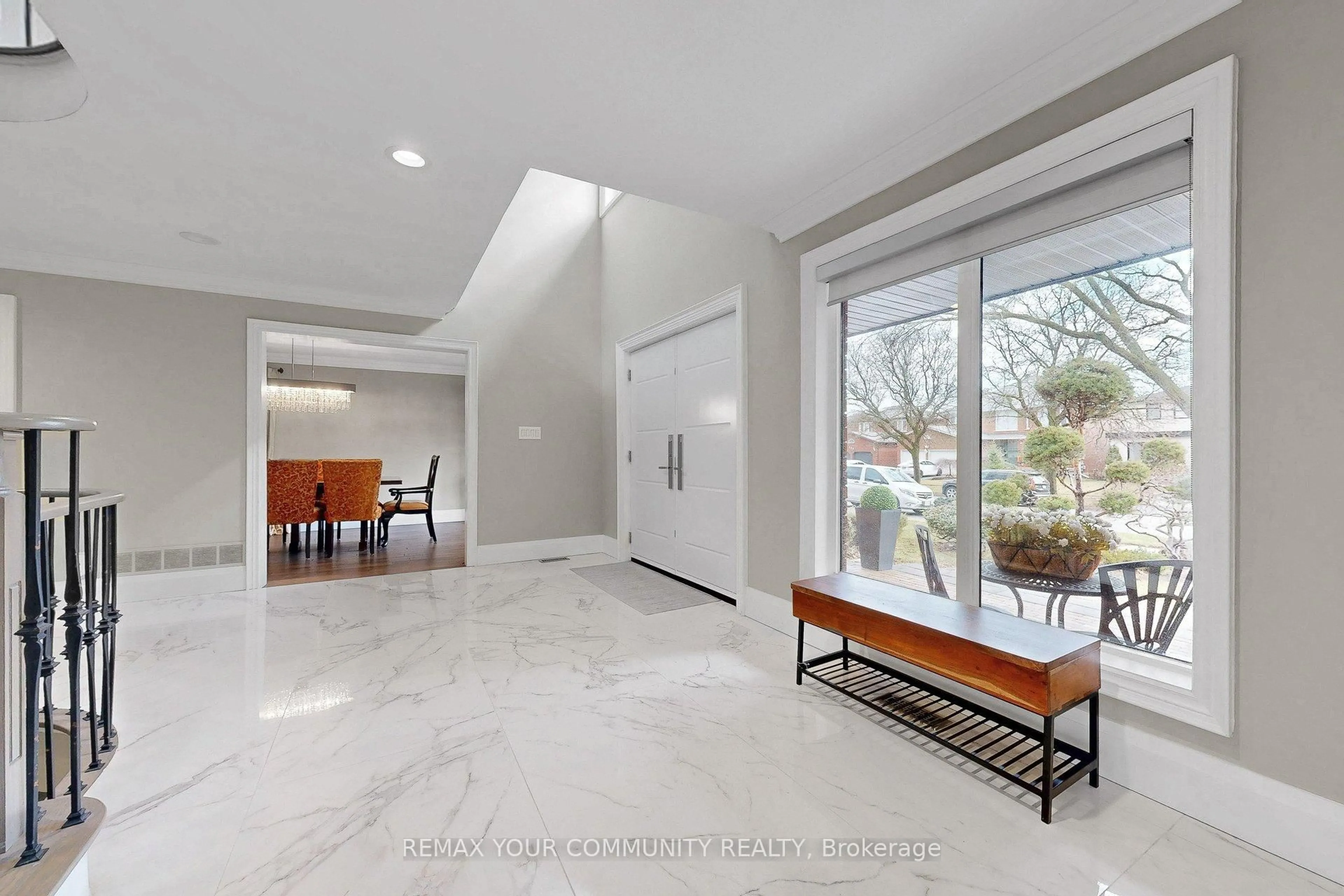 Indoor entryway for 186 Wigwoss Dr, Vaughan Ontario L4L 4H2