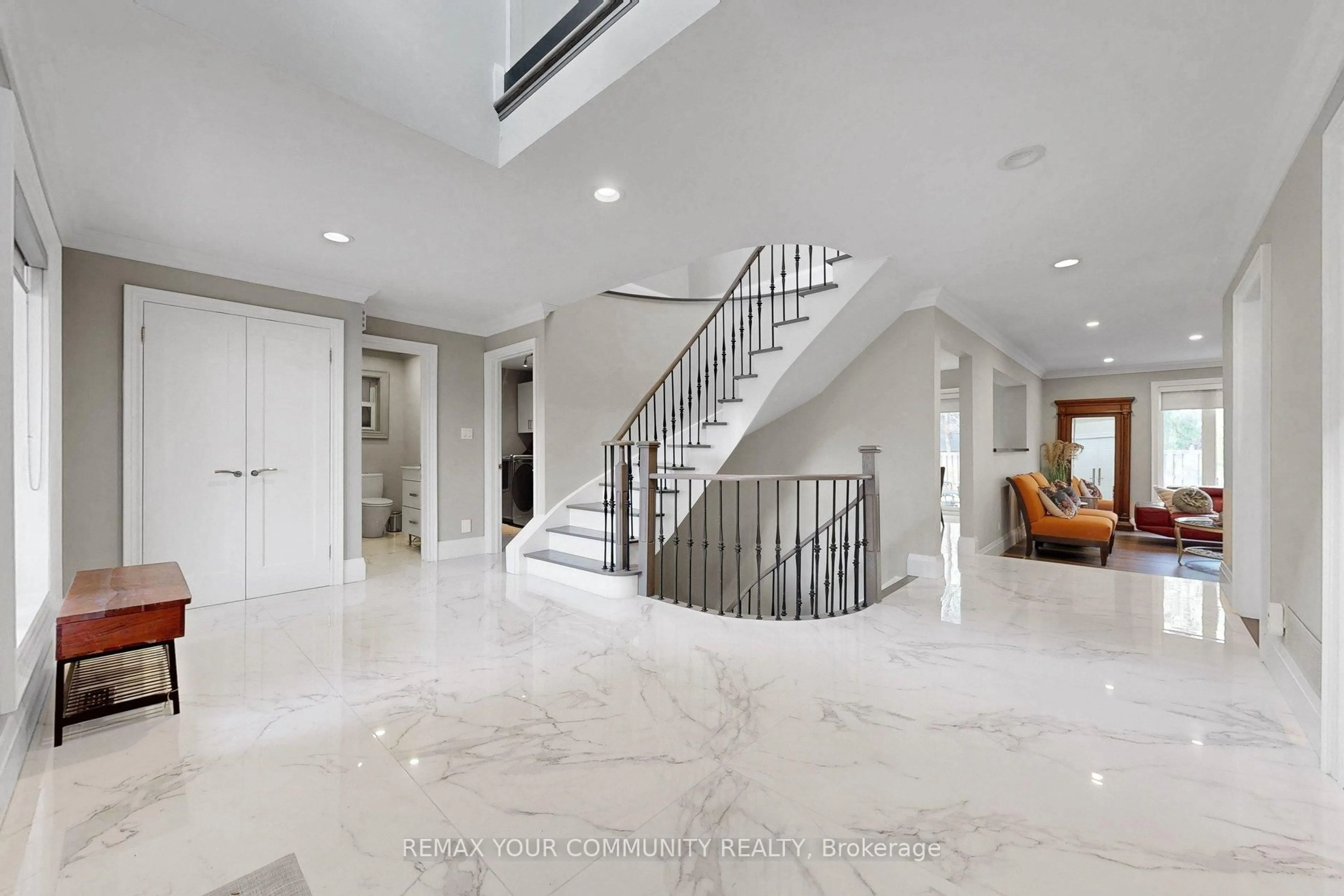 Indoor foyer for 186 Wigwoss Dr, Vaughan Ontario L4L 4H2