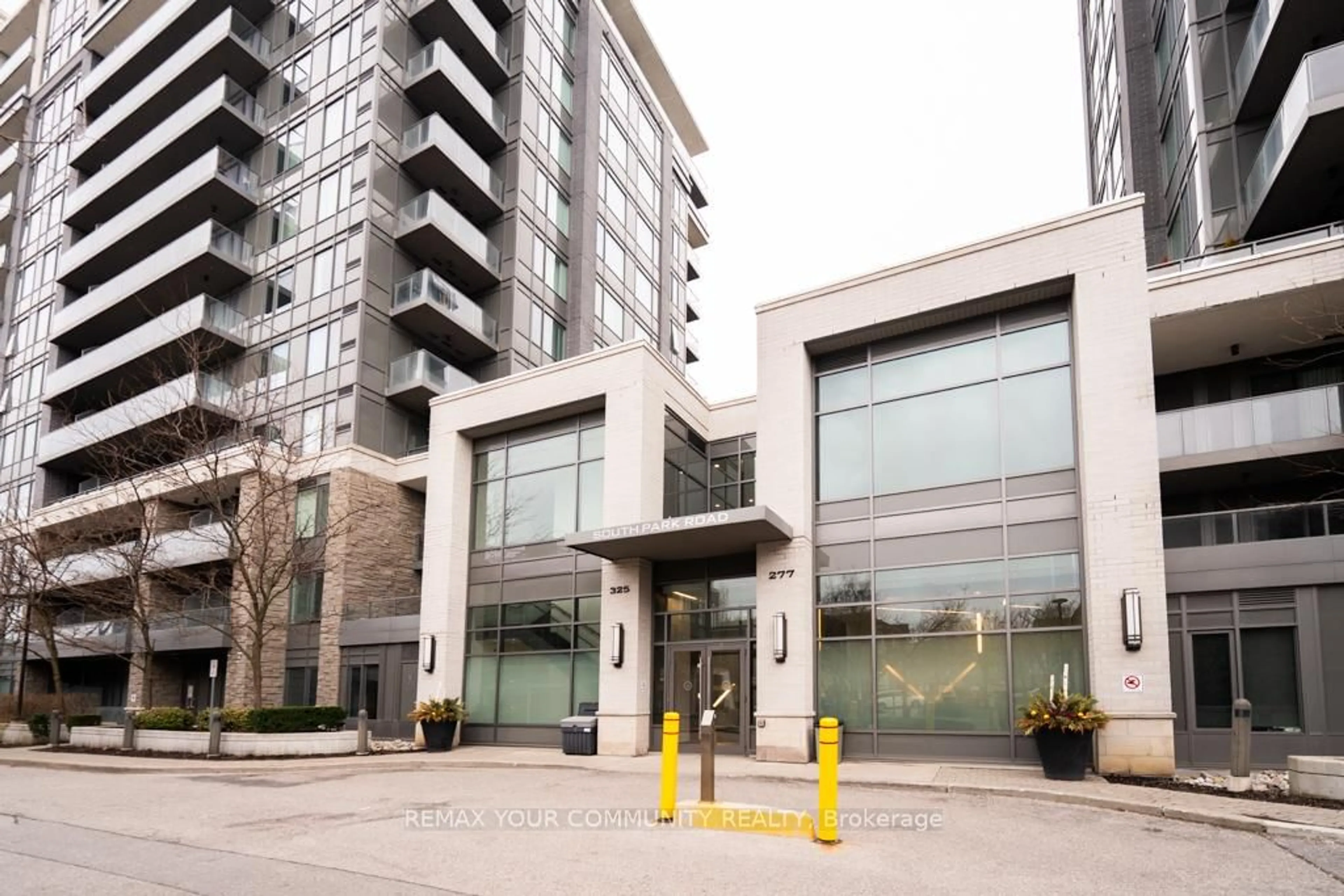 Indoor foyer for 325 South Park Rd #520, Markham Ontario L3T 0B8