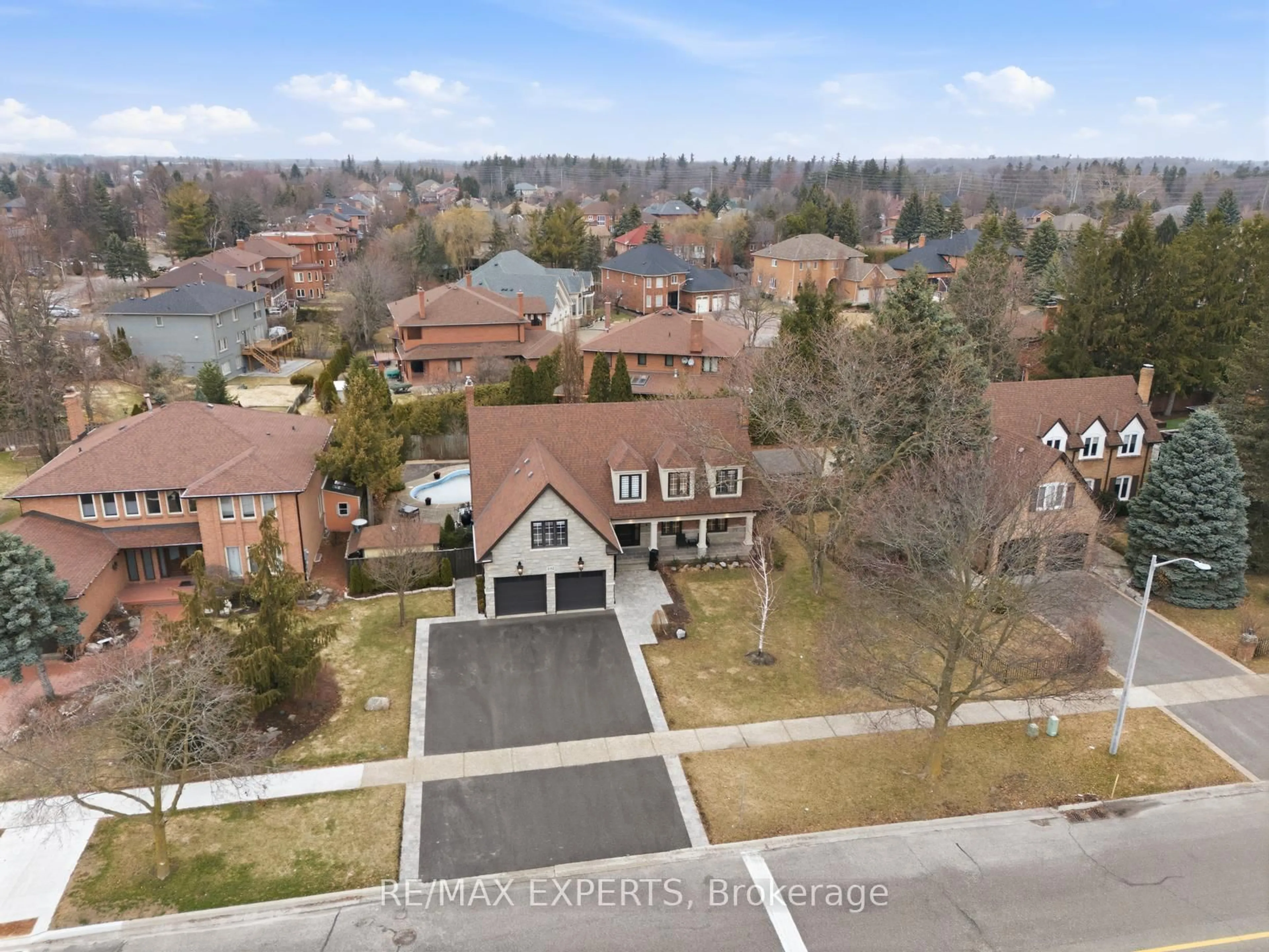 A pic from outside/outdoor area/front of a property/back of a property/a pic from drone, street for 102 Kiloran Ave, Vaughan Ontario L4L 3A8