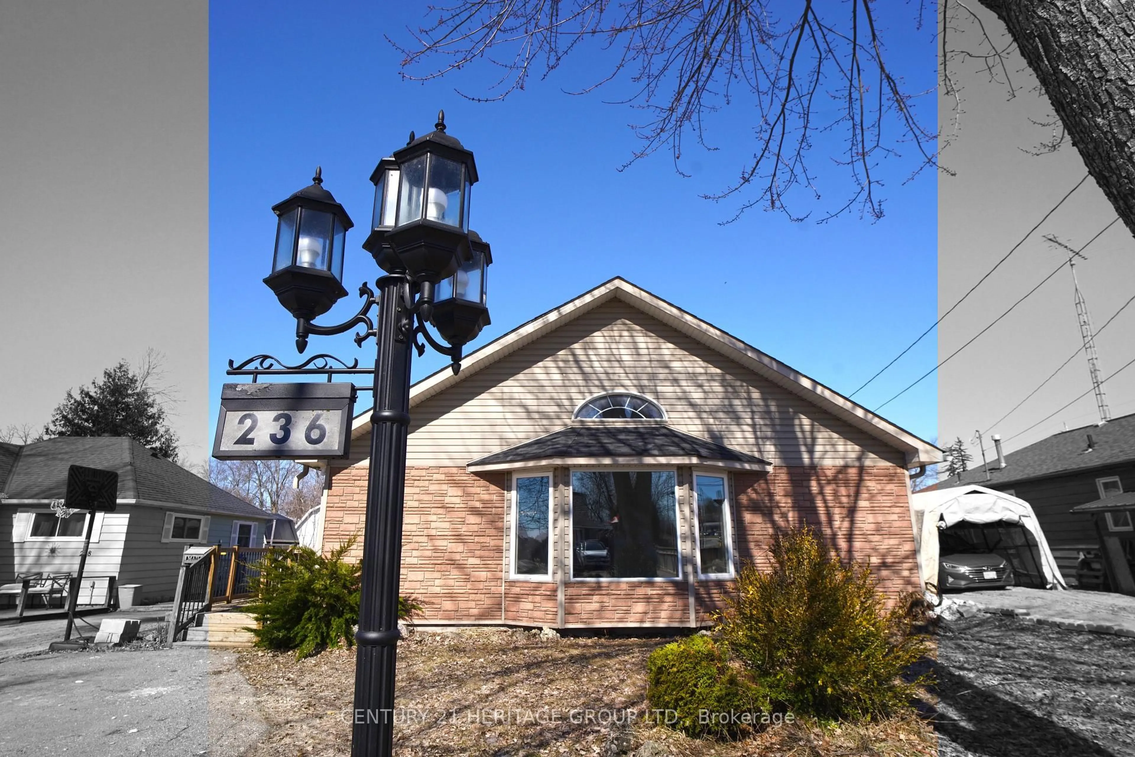 Patio, street for 236 Simcoe Ave, Georgina Ontario L4P 2H8