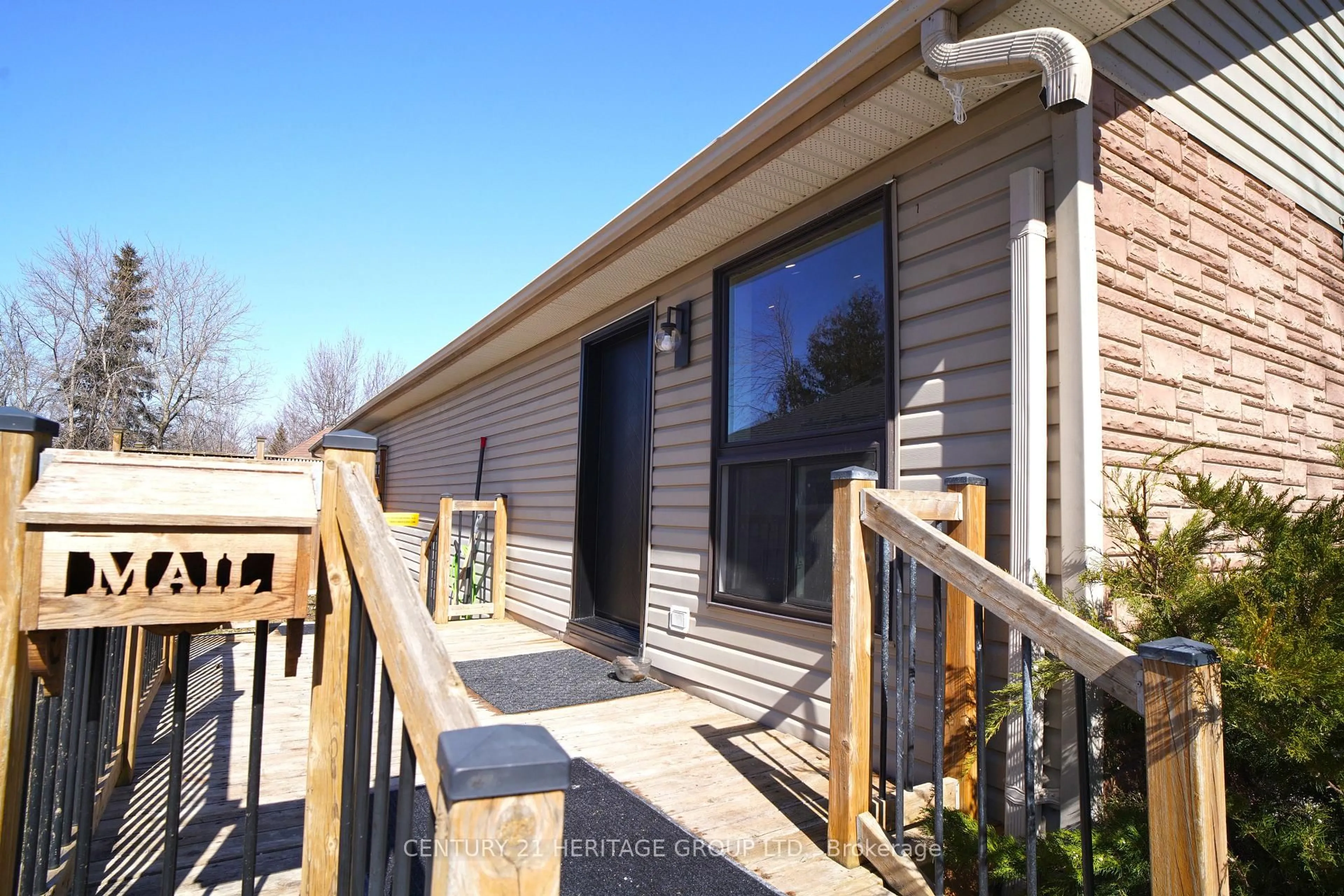 Home with vinyl exterior material, street for 236 Simcoe Ave, Georgina Ontario L4P 2H8