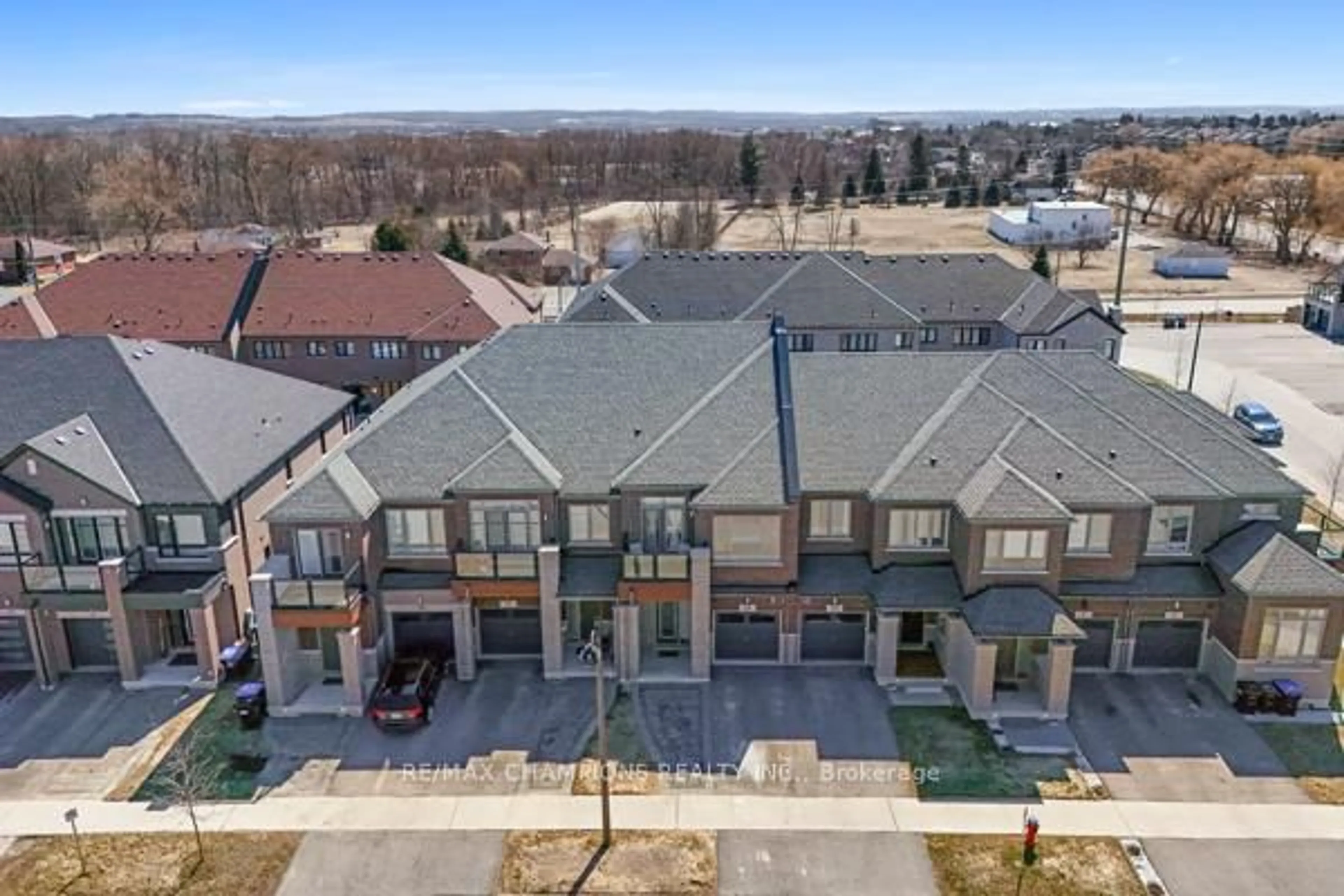 A pic from outside/outdoor area/front of a property/back of a property/a pic from drone, unknown for 15 Landolfi Way, Bradford West Gwillimbury Ontario L3Z 4L6
