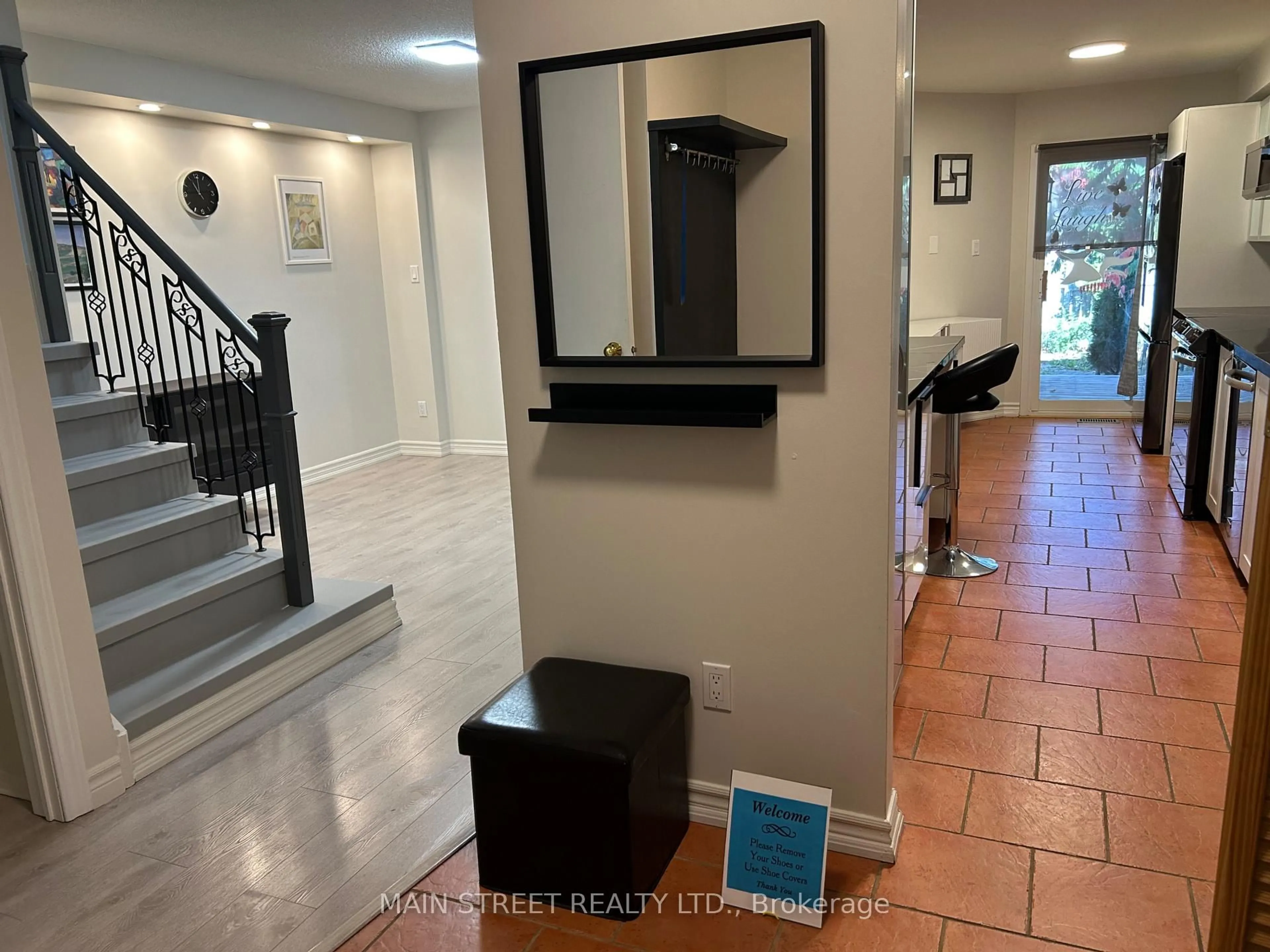 Indoor foyer for 156 Observatory Lane, Richmond Hill Ontario L4C 8K8