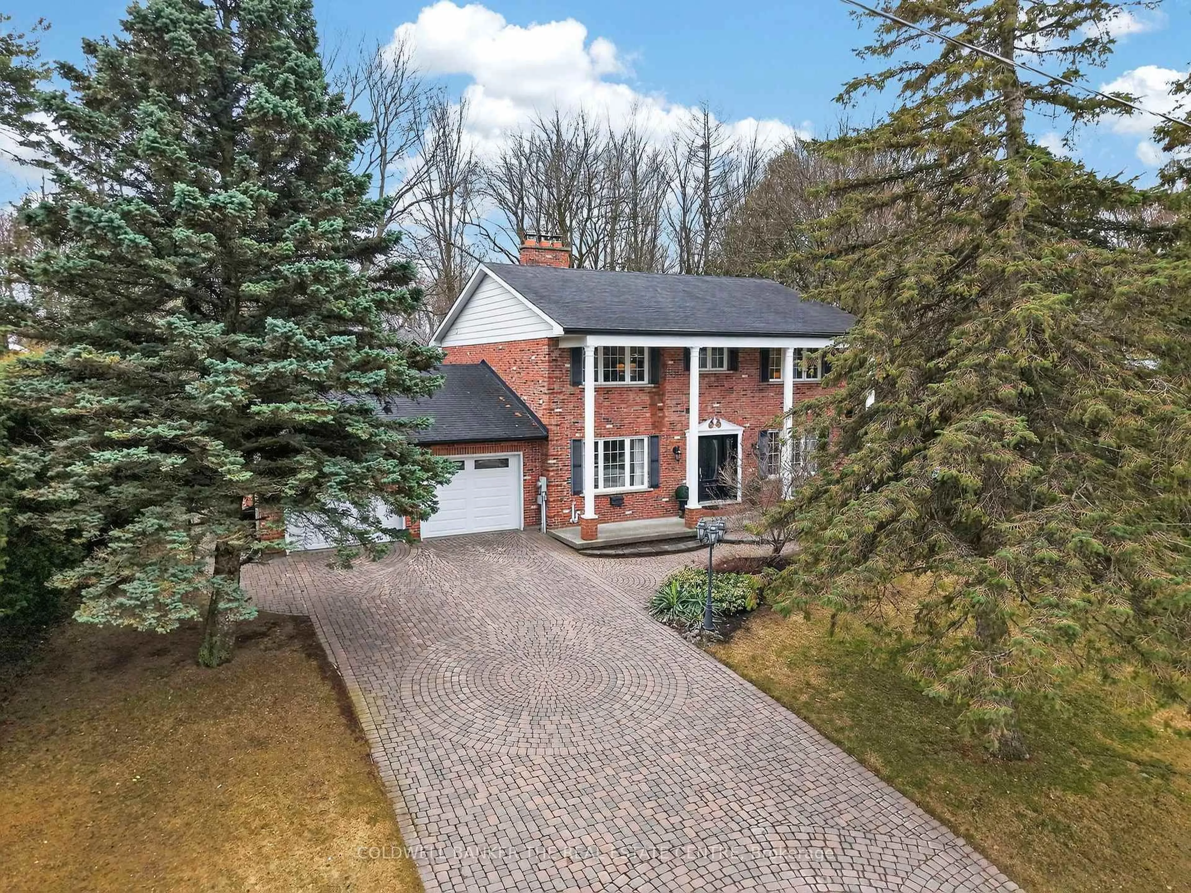 A pic from outside/outdoor area/front of a property/back of a property/a pic from drone, street for 172 Millard Ave, Newmarket Ontario L3Y 1Z2