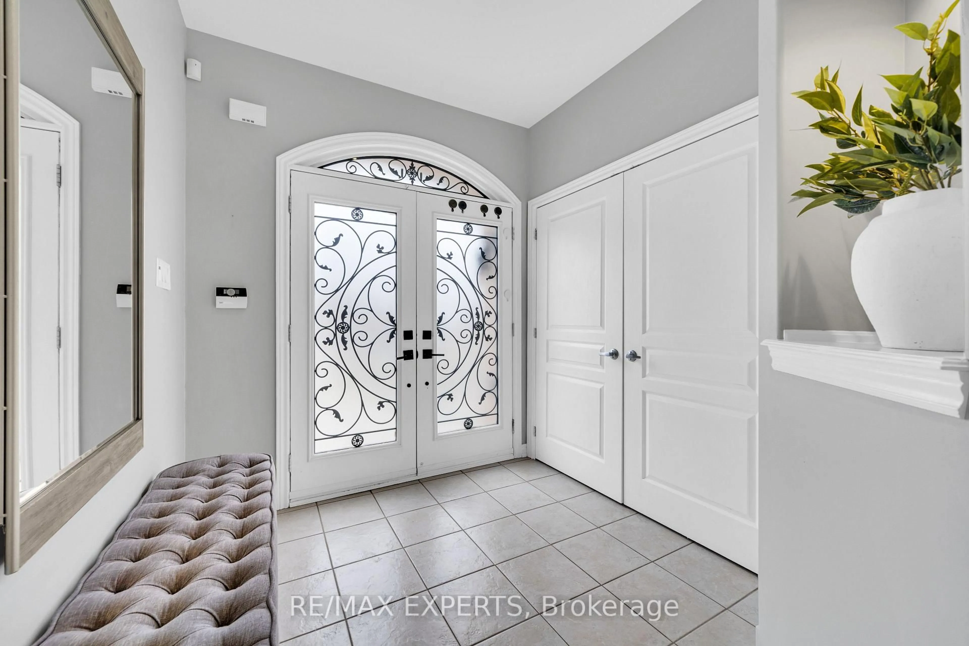 Indoor entryway for 21 Beth Ave, Richmond Hill Ontario L4E 0J8