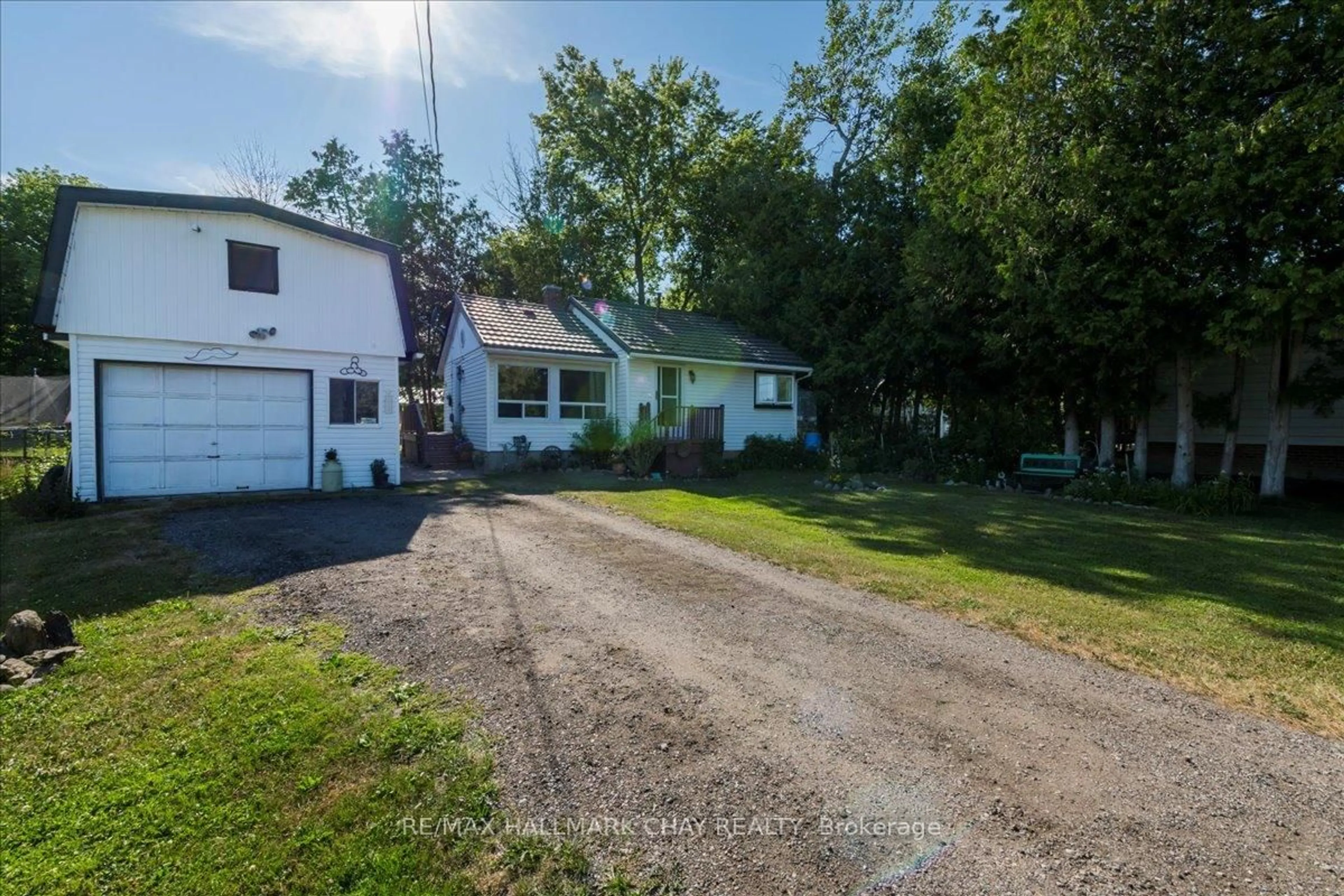 A pic from outside/outdoor area/front of a property/back of a property/a pic from drone, street for 930 Gilmore Ave, Innisfil Ontario L0L 1W0
