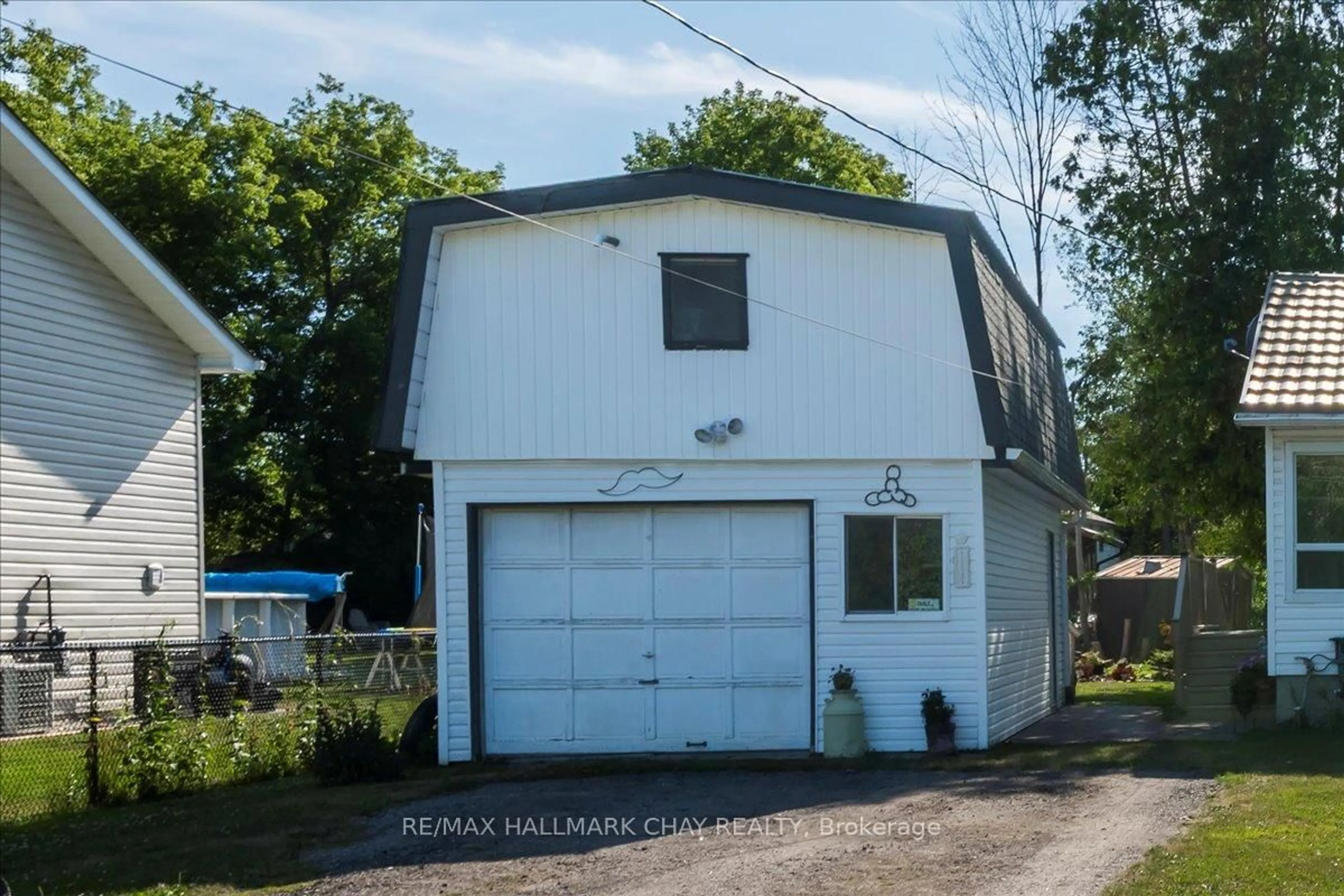 Indoor garage for 930 Gilmore Ave, Innisfil Ontario L0L 1W0