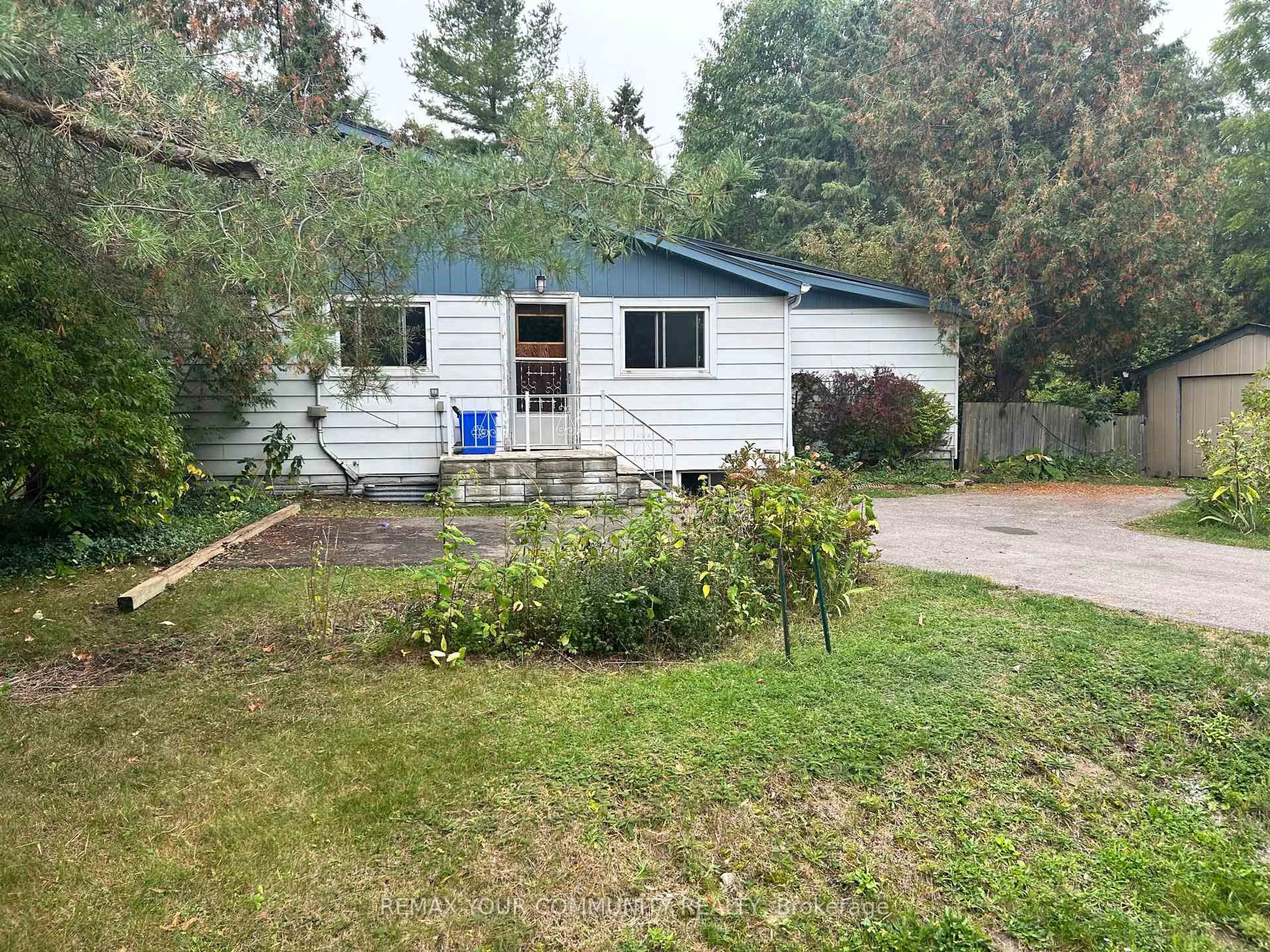 A pic from outside/outdoor area/front of a property/back of a property/a pic from drone, street for 66 Bradford St, East Gwillimbury Ontario L9N 1G6