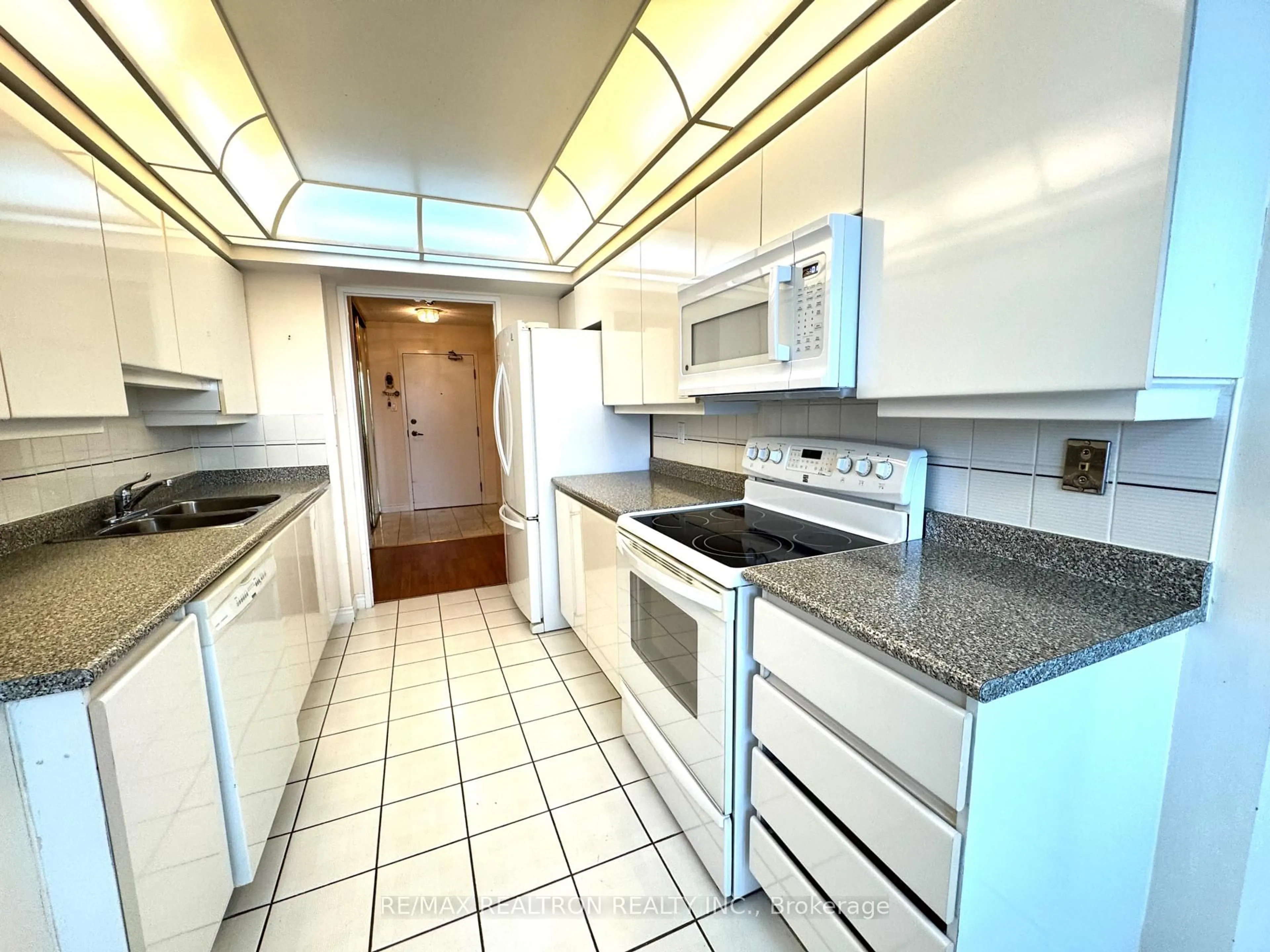 Standard kitchen, ceramic/tile floor for 7 Townsgate Dr #502, Vaughan Ontario L4J 7Z9