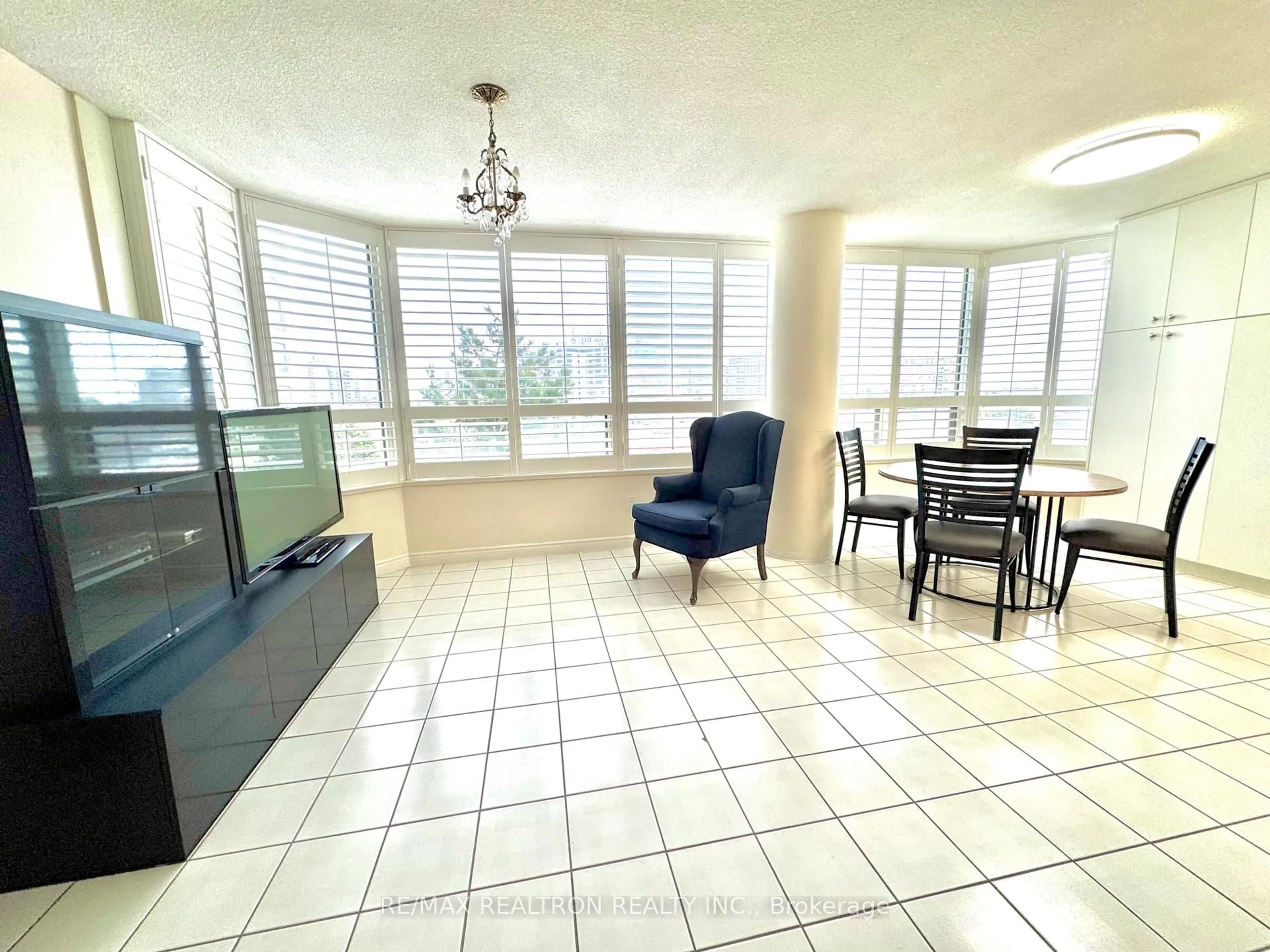 Unknown for 7 Townsgate Dr #502, Vaughan Ontario L4J 7Z9