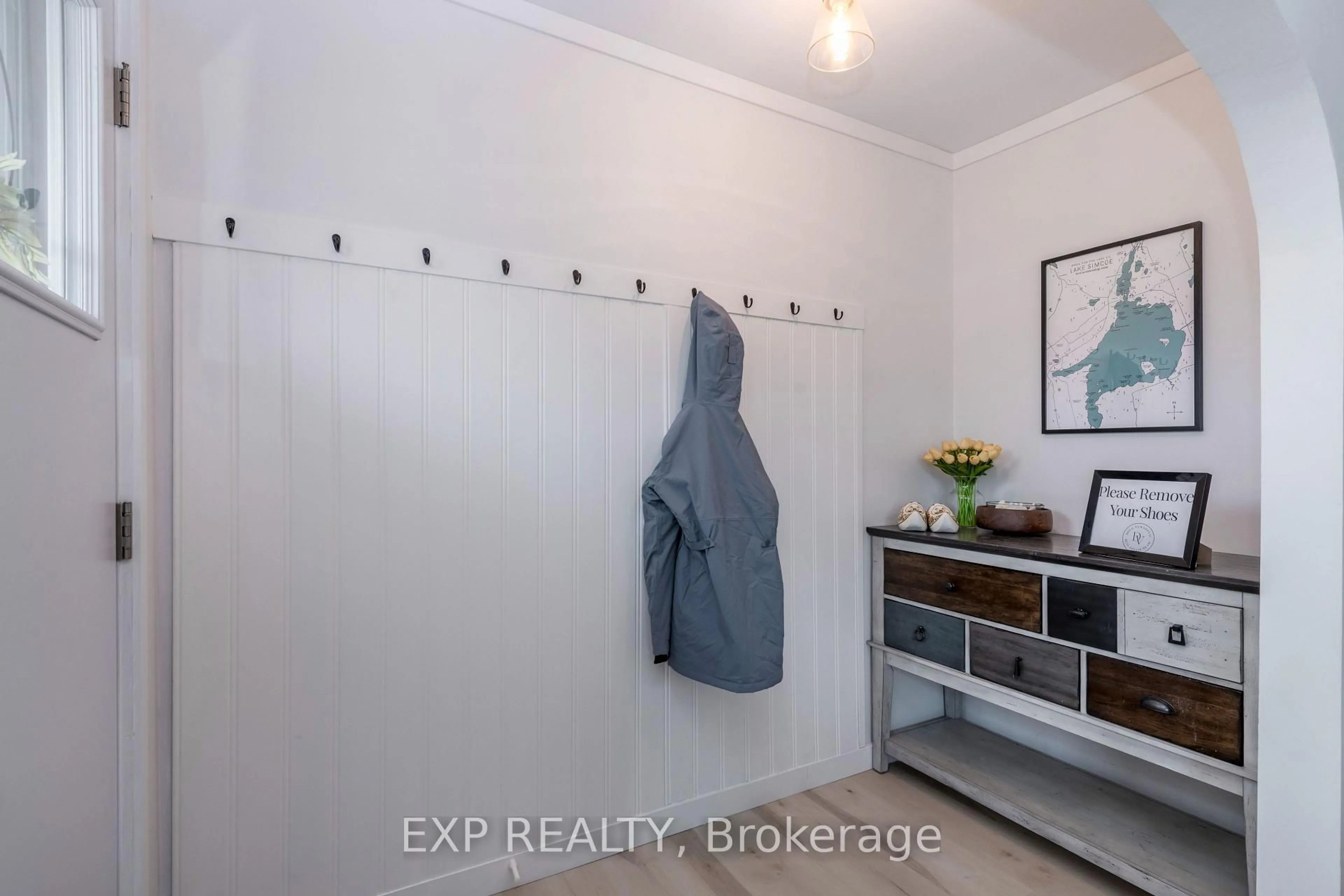 Indoor entryway for 678 Rose Lane, Innisfil Ontario L9S 2H5