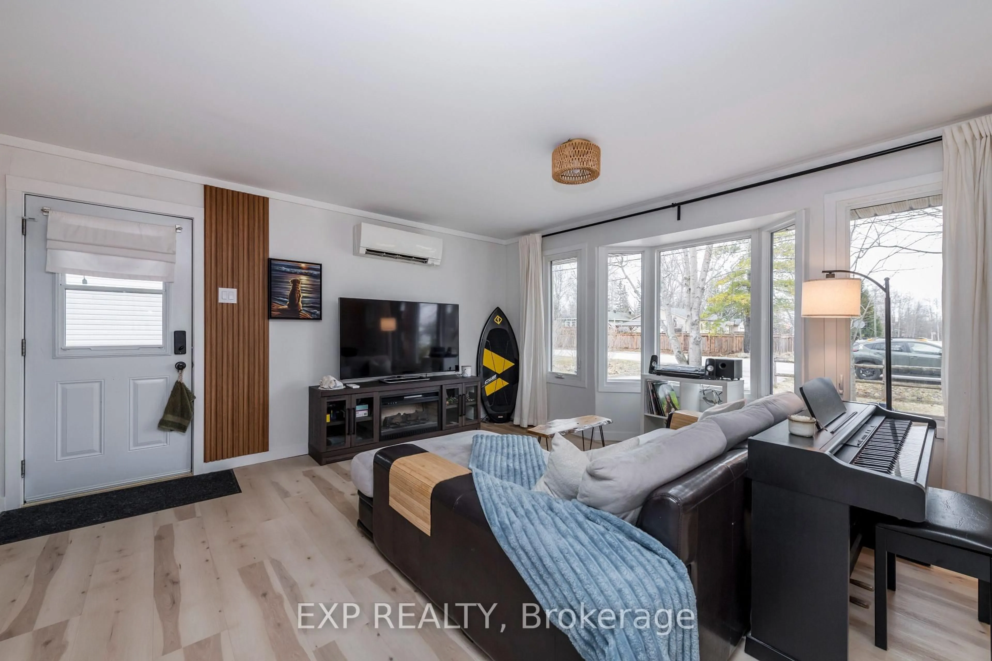 Living room with furniture, wood/laminate floor for 678 Rose Lane, Innisfil Ontario L9S 2H5